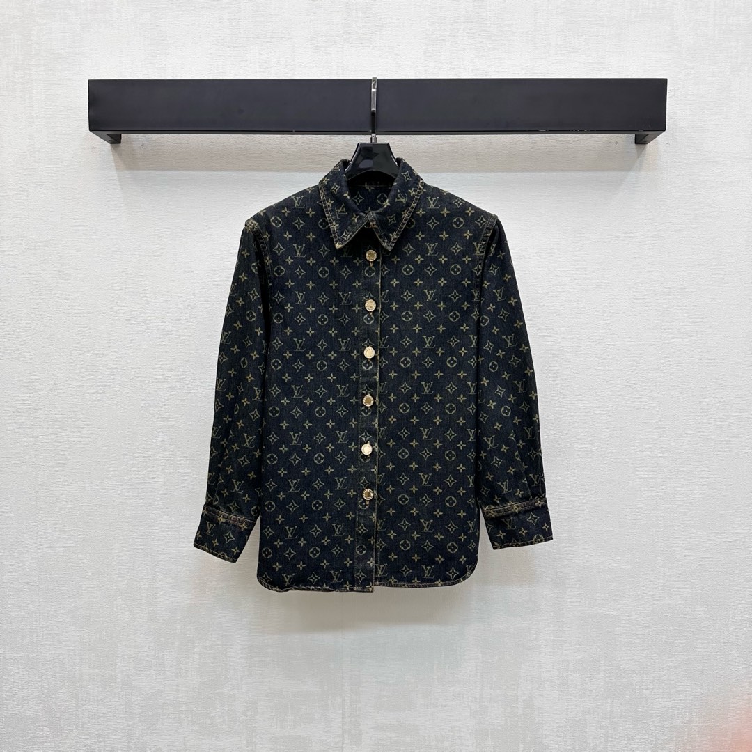 NO:508102,Louis Vuitto*2025 new product launches lapel laser denim shirt custom YB imported twill cotton denim material, full texture, repeated enzyme washing process, not easy to dye and decolorize, ready-made clothes are covered with iconic four-leaf clover jacquard letter logo elements, highlighting the brand tone, yellow bright line outline and open-clad engraving button adjustment design, add styling layering, simple and high-end, surface auxiliary material development, lapel long-sleeved shirt tailoring, can be matched with the same series of trousers and skirts, complete sets of retro and high-end, fashionable and fashionable, can also be purchased separately, high-end, louis vuitton, skirts, shirts, alexander wang19860909Louis Vuitto*2025新品上架翻领激光牛仔衬衣定制YB进口斜纹全棉牛仔材质 质感十足 反复酵素水洗工艺处理 不易染色脱色 成衣铺满标志性四叶草提花字母徽标元素 彰显品牌调性 通体黄色明线轮廓配合开襟刻印纽扣调节设计 增添造型层次感 简约高级 面辅料开发 翻领长袖衬衫剪裁 可搭配同系列裤裙 成套穿搭复古高级 时髦洋气 也可分开购入搭配 高版本,,louis vuitton,skirts,shirts,alexander wang,Women's clothing