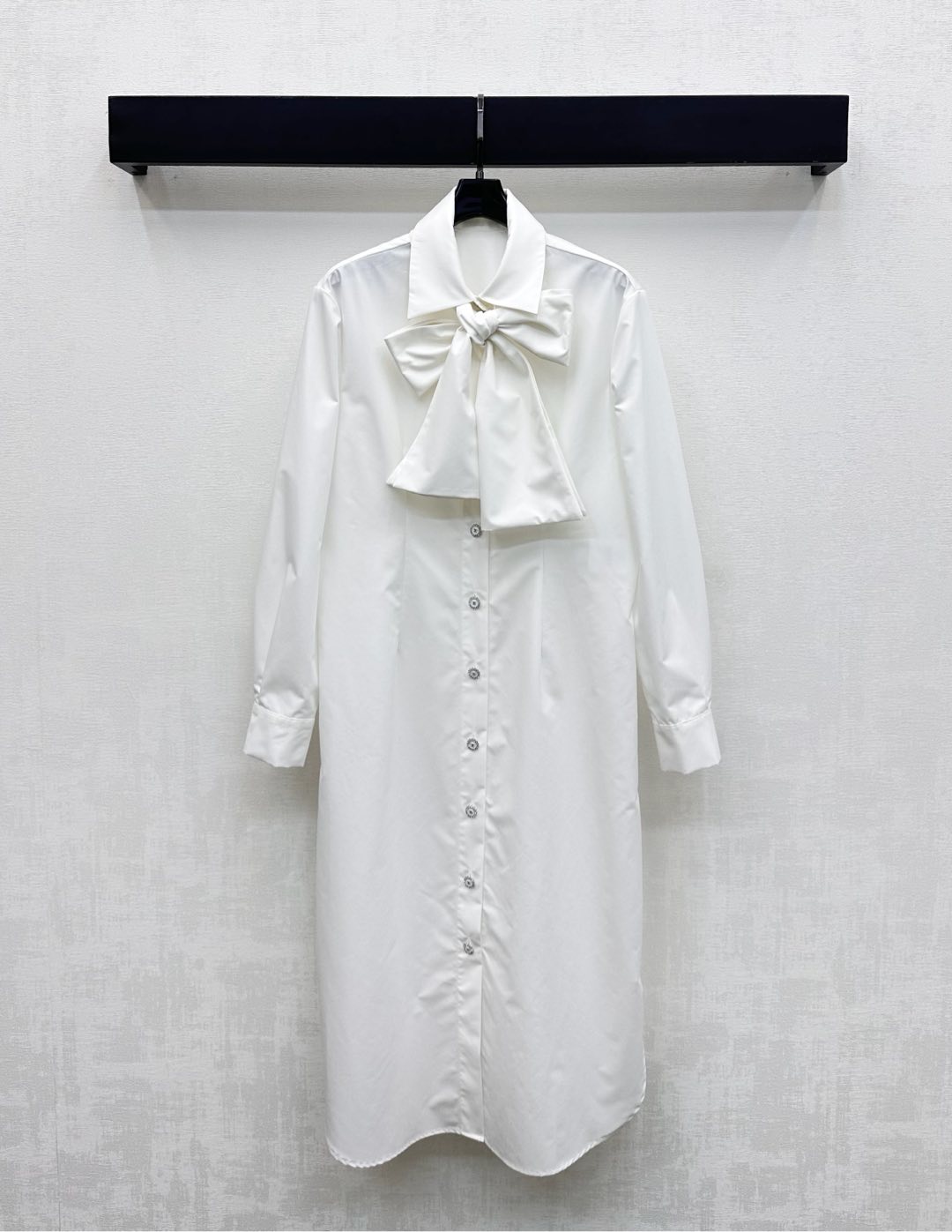 NO:516998,Chane*'s new product lapel lace dress customized with custom YB imported twill cotton material breathable and comfortable, full texture, voxel color base, matched with chest embellishment bow tie decoration to add layering, the front closure is engraved with the iconic double C letter round button logo decoration, echoing the cuffs, highlighting the brand tone, surface accessories development, lapel long-sleeved dress tailoring, daily commuting and date outfits are high-end and fashionable, outstanding and fashionable, series development zone, high-end version 36 38 40,,chanel, skirts, alexander wang19860909Chane*新品上架翻领系带连衣裙定制YB进口斜纹棉材质 透气舒适 质感十足 通体素色打底 搭配胸前点缀蝴蝶结系带装饰 增添造型层次感 前襟刻印标志性双C字母圆扣徽标装点 与袖口相互呼应 彰显品牌调性 面辅料开发 翻领长袖连衣裙剪裁 日常通勤约会穿搭高级洋气 出彩时髦 系列开发区 高版本36 38 40,,chanel,skirts,alexander wang,Women's clothing