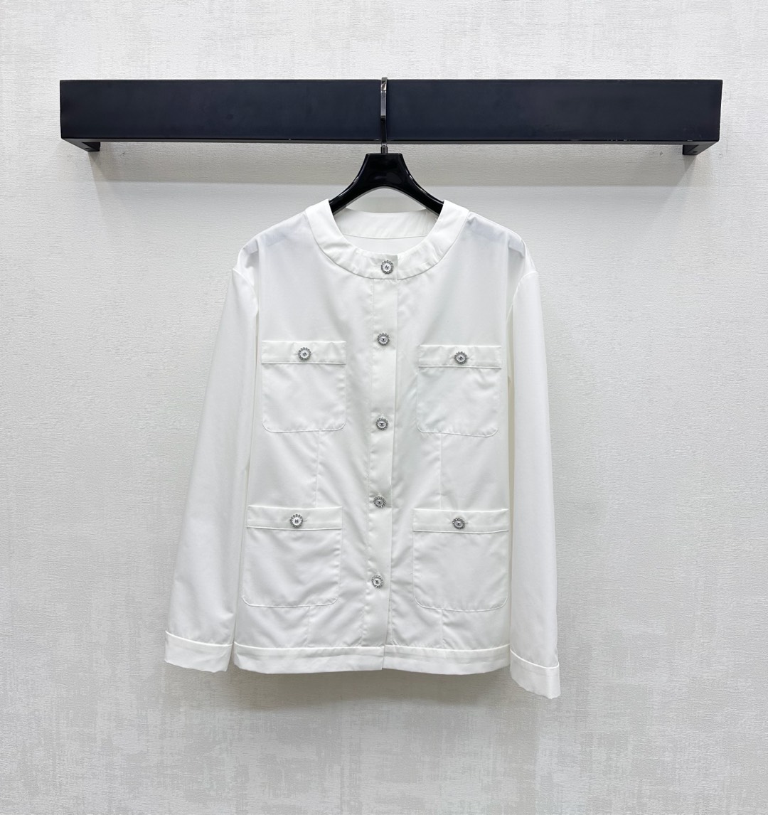 NO:517004,Chane*'s newest product is on the shelves of round neck plain jacket, customized YB imported twill cotton, breathable and comfortable, full texture, voxel color base, multi-symmetrical pocket style decoration, add layering, front plaster pocket engraved with the iconic double C letter round button logo decoration, echoing the cuffs, highlighting the brand tone, surface auxiliary material development, round neck long sleeve jacket tailoring, can be matched with the same series of straight trousers, complete sets of high-end style, single layered out and stylish, can also be purchased separately, high-end version 36 38 40,,chanel, jackets & coats,alexander wang19860909Chane*新品上架圆领素色外套定制YB进口斜纹棉材质 透气舒适 质感十足 通体素色打底 多重对称口袋版型装饰 增添造型层次感 前襟口袋刻印标志性双C字母圆扣徽标装点 与袖口相互呼应 彰显品牌调性 面辅料开发 圆领长袖外套剪裁 可搭配同系列直筒长裤 成套穿搭高级洋气 单穿叠穿出彩时髦 也可分开购入搭配 高版本36 38 40,,chanel,jackets & coats,alexander wang,Women's clothing