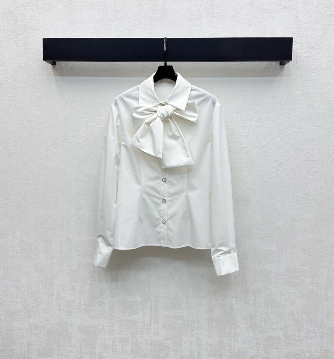 NO:517000,Chane*'s new product lapel lace shirt on shelves custom YB imported twill cotton material breathable and comfortable, full texture, voxel color base, matched with bow tie on the chest to add layering, the front closure is engraved with the iconic double C letter round button logo decoration, echoing the cuffs, highlighting the brand tone, surface accessories development, lapel long sleeve shirt tailoring, can be matched with the same series of straight trousers, complete sets of high-end style, single layered out, and stylish, can also be purchased separately, high-end version 36 38 40,,chanel,shirts,alexander wang19860909Chane*新品上架翻领系带衬衣定制YB进口斜纹棉材质 透气舒适 质感十足 通体素色打底 搭配胸前点缀蝴蝶结系带装饰 增添造型层次感 前襟刻印标志性双C字母圆扣徽标装点 与袖口相互呼应 彰显品牌调性 面辅料开发 翻领长袖衬衫剪裁 可搭配同系列直筒长裤 成套穿搭高级洋气 单穿叠穿出彩时髦 也可分开购入搭配 高版本36 38 40,,chanel,shirts,alexander wang,Women's clothing