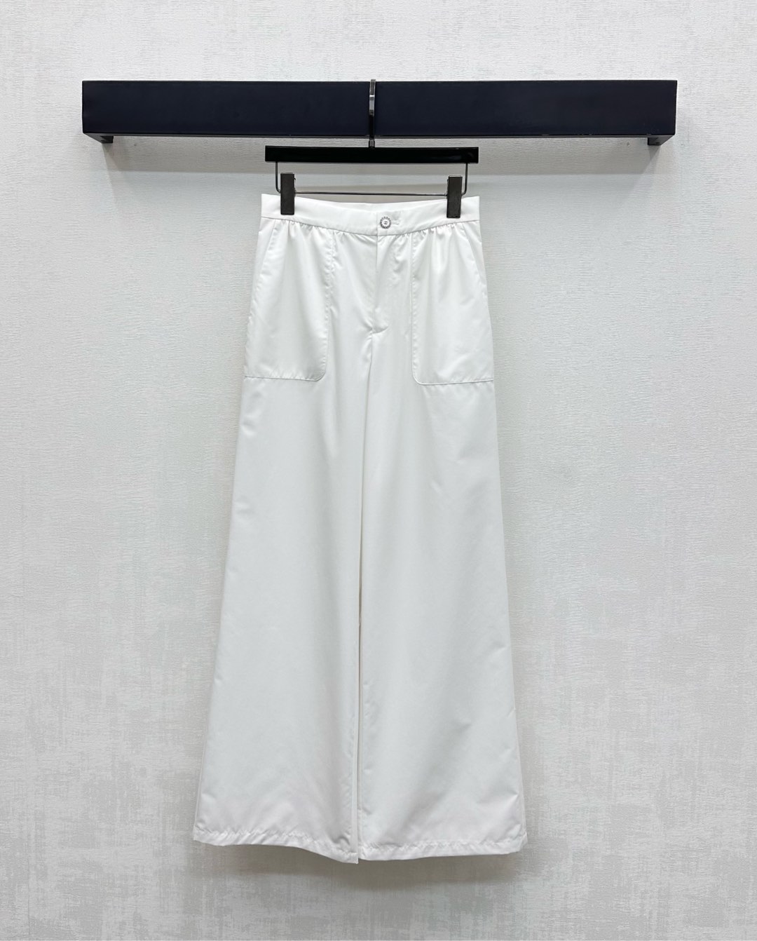 NO:516994,Chane*'s new product is on the shelf of high-waist straight-leg trousers customized YB imported twill cotton material breathable and comfortable, full texture, voxel color base with high-waist buckle insert pocket design, rich and practical, adding layered look, waist buckle engraved and printed iconic double C letter logo decoration, highlighting the brand tone, surface auxiliary material development, high-waist wide-leg straight-leg trousers tailored, can be matched with the same series of shirts, complete sets of high-end style, single layered out and stylish, can also be purchased separately, high-end version 36 38 40,,chanel,alexander wang19860909Chane*新品上架高腰直筒长裤定制YB进口斜纹棉材质 透气舒适 质感十足 通体素色打底配合高腰系扣插兜口袋版型设计 丰富实用 增添造型层次感 腰间系扣刻印标志性双C字母徽标装点 彰显品牌调性 面辅料开发 高腰阔腿直筒长裤剪裁 可搭配同系列衬衣 成套穿搭高级洋气 单穿叠穿出彩时髦 也可分开购入搭配 高版本36 38 40,,chanel,alexander wang,Women's clothing