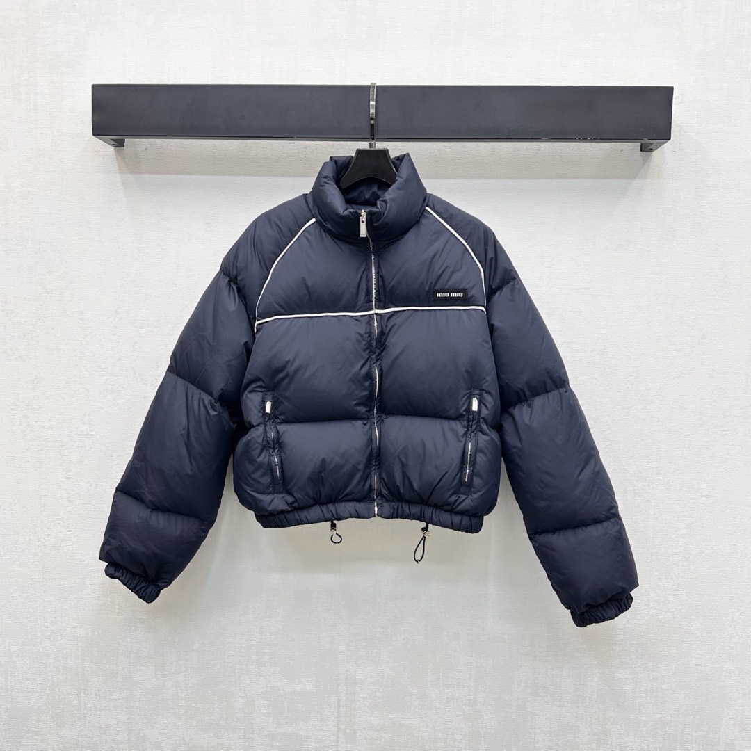 NO:516976,The new product with dust bag Miumi* is on the shelves, rag-and-length down jacket, customized YB imported nylon material, white goose velvet filling, the whole piece is light and warm, the rectangular embossed with shoulder and chest position, outlines the outline with white three-dimensional tie-out edges to add layering, the stand collar can be turned over and worn, the cool and practicality is full of the chest embellishment, the iconic letter logo decoration on the chest, highlighting the brand tone, the surface auxiliary material development, stand collar jacket tailoring, autumn and winter with jeans and casual pants are very good, integrating warmth and fashionable, velvet filling standard: national standard 90 velvet filling: white goose velvet high version,,miumiu, jeans, jackets & coats, jackets & coats, down jacket, alexander wang19860909配防尘袋Miumi*新品上架插肩捆边羽绒服定制YB进口尼龙材质 内里白鹅绒填充 整件轻盈保暖 沿用长方压纹配合肩胸位置以白色立体捆边勾勒轮廓线 增添造型层次感 立领可翻两穿设计 飒爽御寒实用性拉满 胸前点缀标志性字母徽标装饰 彰显品牌调性 面辅料开发 立领夹克外套剪裁 秋冬搭配牛仔裤休闲裤都非常 集保暖与时髦一体 充绒标准:国标90绒 充绒物:白鹅绒  高版本,,miumiu,jeans,jackets & coats,jackets & coats,down jacket,alexander wang,Women's clothing