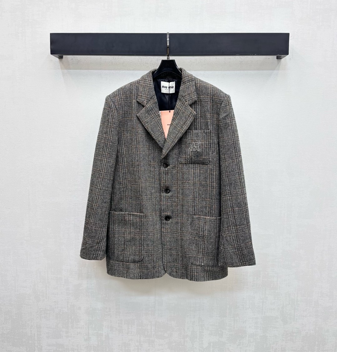 NO:516991,Miumi*'s newest plaid suit jacket is customized with YB imported fine imitation wool material, high-end hang and comfortable, full-body khaki rice dumpling color, two-color plaid, matching with open-clad button adjustment design, adding layered look, simple and fashionable, chest pocket embellishes iconic letter logo decoration, highlighting brand tone, surface auxiliary material development, lapel front shoulder suit jacket tailoring, can be matched with short skirts in the same series, complete sets of wear reduce age and fashionable, can also be purchased separately, high-end version,,miumiu, skirts, jackets & coats, business suit, alexander wang19860909Miumi*新品上架格纹西装外套定制YB进口精仿羊毛材质 高级垂顺舒适 通体卡其粽色系两色格纹满铺 配合开襟纽扣调节设计 增添造型层次感 简约时尚 胸前口袋点缀标志性字母徽标装饰 彰显品牌调性 面辅料开发 翻领正肩西服外套剪裁 可搭配同系列短裙 成套穿搭减龄时髦 也可分开购入搭配 高版本,,miumiu,skirts,jackets & coats,business suit,alexander wang,Women's clothing