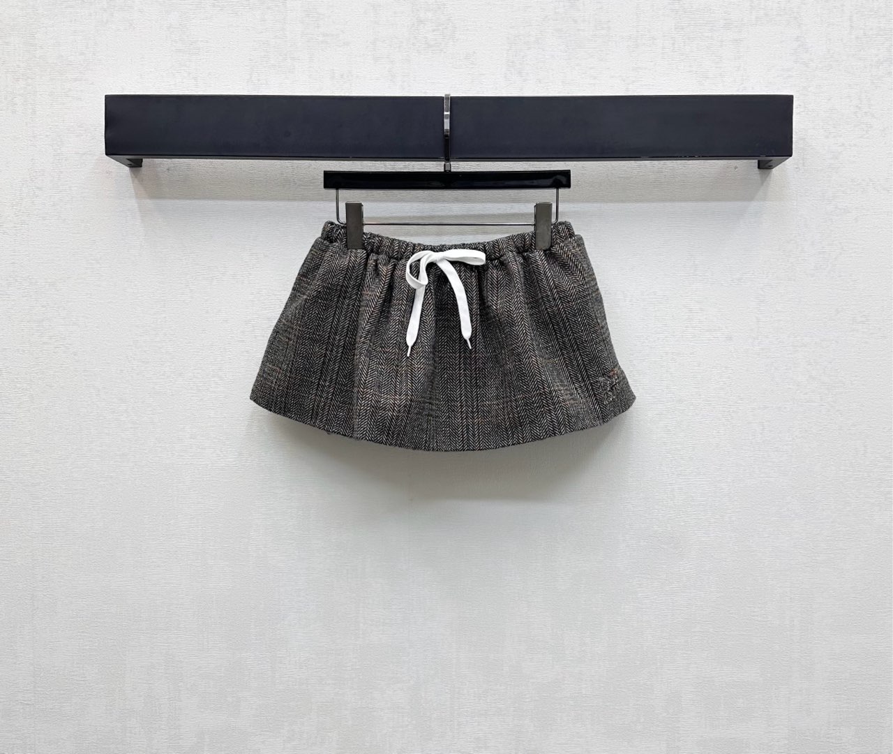 NO:516986,Miumi*'s newest product on the shelves of plaid drawstring skirts custom YB imported fine imitation wool material, high-end hang and comfortable, full-body khaki rice dumpling color, two-color plaid full-spread, matching with waist drawstring adjustment design, adding layering, simple and fashionable, the hem is embellished with iconic letter logo decoration, highlighting the brand tone, surface auxiliary material development, drawstring pleated skirt tailoring, can be matched with the same series of suit jackets, complete sets of wear to reduce age and fashionable, can also be purchased separately, high-end version,,miumiu, skirts, jackets & coats, business suit, alexander wang19860909Miumi*新品上架格纹抽绳短裙定制YB进口精仿羊毛材质 高级垂顺舒适 通体卡其粽色系两色格纹满铺 配合腰间抽绳调节设计 增添造型层次感 简约时尚 下摆点缀标志性字母徽标装饰 彰显品牌调性 面辅料开发 抽绳压褶短裙剪裁 可搭配同系列西装外套 成套穿搭减龄时髦 也可分开购入搭配 高版本,,miumiu,skirts,jackets & coats,business suit,alexander wang,Women's clothing