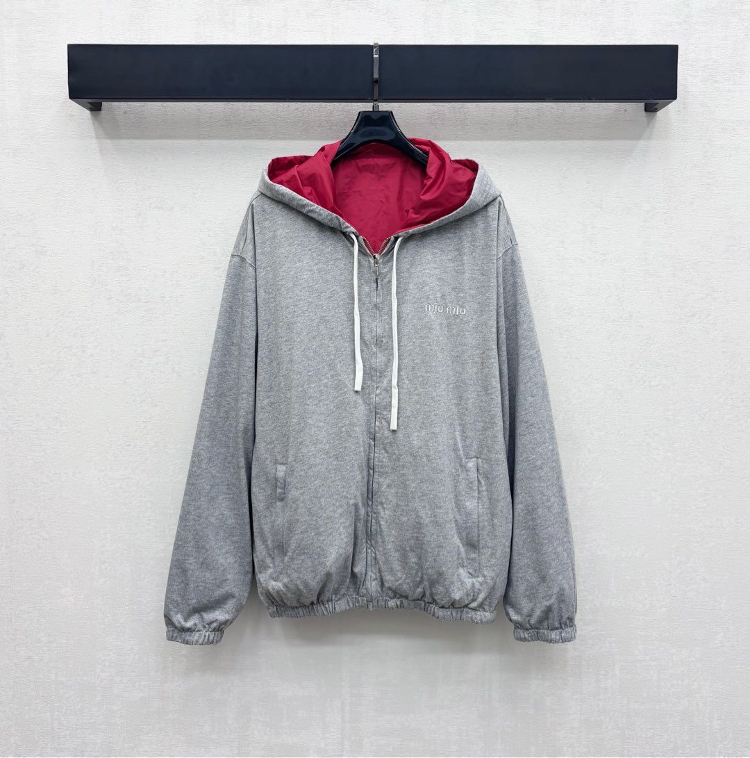 NO:516977,Miumi*'s newest product is on the shelves of double-sided hooded jackets, customized YB imported twill all-cotton nylon material, crisp, comfortable and breathable, one side of cotton light gray, one side of nylon bright red, randomly switch style, iconic letter logo decoration on the chest, highlight the brand tone, loose silhouette, slim and relaxation, surface auxiliary materials development, hooded zipper jacket tailoring, casually match and wear simple and advanced, high-end version,,miumiu, jackets & coats,hats,alexander wang19860909Miumi*新品上架双面穿连帽外套定制YB进口斜纹全棉尼龙材质 挺括舒适透气 一面棉质浅灰 一面尼龙大红 随意切换造型风格 胸前点缀标志性字母徽标装饰 彰显品牌调性 廓形宽松版型显瘦松弛 面辅料开发 连帽拉链外套剪裁 随意搭配穿搭简约高级 高版本,,miumiu,jackets & coats,hats,alexander wang,Women's clothing