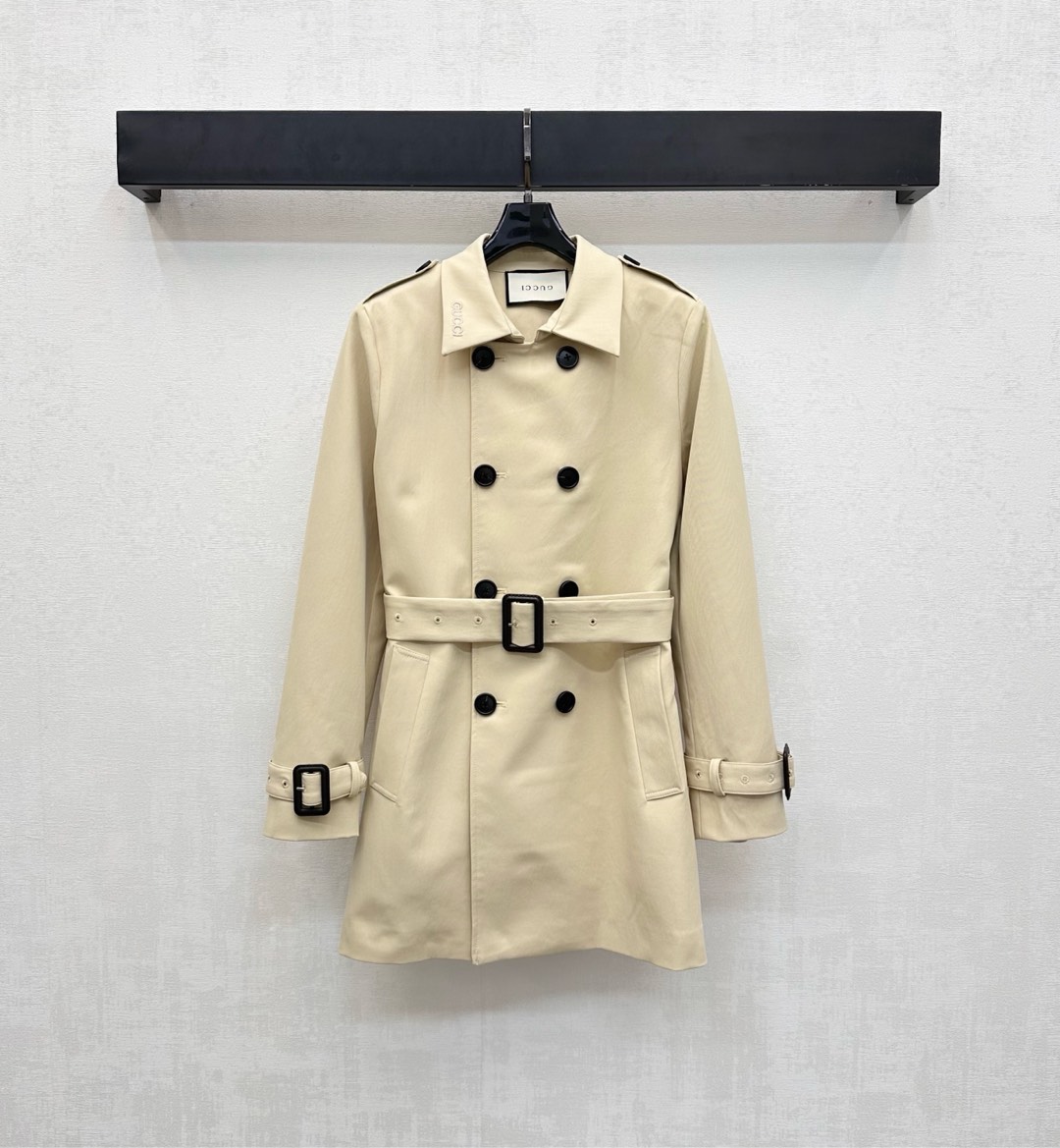 NO:533957,Gucc*2025 new product lapel belt windbreaker jacket custom YB imported windbreaker material is crisp, comfortable and stylish. The neckline is decorated with iconic letter embroidery logo decoration to highlight the brand tone. The double-row button design is adjusted with the perforated belt of this cloth, echoing the cuffs. The details are full of detail and adding an overall sense of layering. The upper body is retro and high-end. The surface accessories are developed. The lapel windbreaker style is cut. The early autumn simple high-luxury windbreaker is elegant and charming. The high-end version is 2 colors, gucci, jackets & coats, alexander wang19860909Gucc*2025新品上架翻领腰带风衣外套定制YB进口风衣材质 挺括舒适有型 领口融入标志性字母刺绣徽标装饰 彰显品牌调性 开襟双排纽扣设计 配合本布穿孔腰带调节 与袖口相互呼应 细节感满满 增添整体层次感 上身复古高级 面辅料开发 翻领风衣版型剪裁 早秋简单高奢风衣 气质魅力英伦优雅  高版本2色,,gucci,jackets & coats,alexander wang,Women's clothing