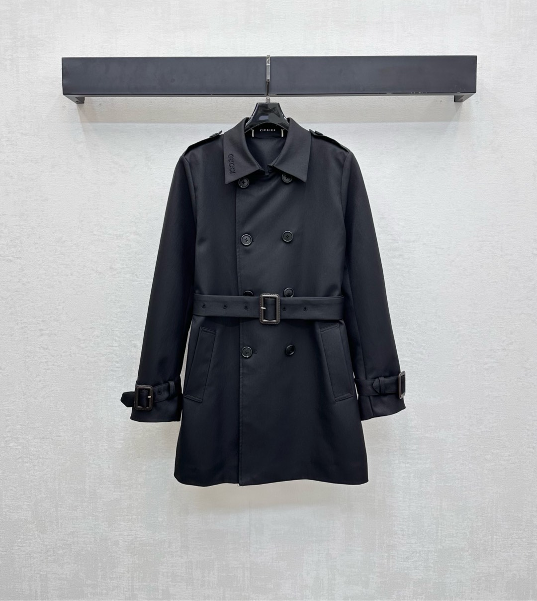 NO:533969,Gucc*2025 new product lapel belt windbreaker jacket custom YB imported windbreaker material is crisp, comfortable and stylish. The neckline is decorated with iconic letter embroidery logo decoration to highlight the brand tone. The double-row button design is adjusted with the perforated belt of this cloth, echoing the cuffs. The details are full of detail and adding an overall sense of layering. The upper body is retro and high-end. The surface accessories are developed. The lapel windbreaker style is cut. The early autumn simple high-luxury windbreaker is elegant and charming. The high-end version is 2 colors, gucci, jackets & coats, alexander wang19860909Gucc*2025新品上架翻领腰带风衣外套定制YB进口风衣材质 挺括舒适有型 领口融入标志性字母刺绣徽标装饰 彰显品牌调性 开襟双排纽扣设计 配合本布穿孔腰带调节 与袖口相互呼应 细节感满满 增添整体层次感 上身复古高级 面辅料开发 翻领风衣版型剪裁 早秋简单高奢风衣 气质魅力英伦优雅  高版本2色,,gucci,jackets & coats,alexander wang,Women's clothing