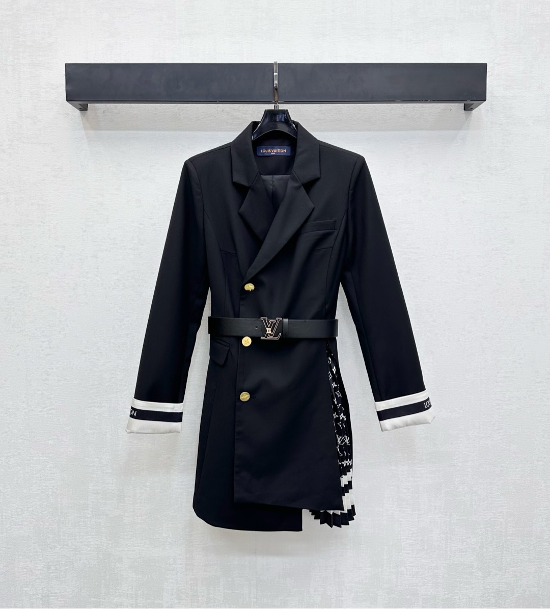 NO:533978,Louis Vuitto*2025 new product is on the shelves of the pressed pleated twill coat custom YB imported twill cotton material, comfortable and breathable, full texture, voxel color uses tailoring and details to enhance the exquisiteness, the slits of the front skirt are spliced ​​and pleated four-leaf clover letter printing elements form a collision with the large body, echoing the cuffs, combined with the leather perforated belt, decorated with the iconic letter logo, highlighting the brand tone, engraved and printed button adjustment design, adding layered look, surface auxiliary materials development, long-sleeved jacket tailoring, daily commuting outfits are fashionable, high-end version,,louis vuitton, skirts, jackets & coats,alexander wang19860909Louis Vuitto*2025新品上架压褶拼接风衣外套定制YB进口斜纹棉材质 舒适透气 质感十足 通体素色利用剪裁和细节提升精致度 前侧裙摆处开衩拼接压褶四叶草字母印花元素 与大身形成碰撞感 呼应袖口 配合皮革穿孔腰带融入标志性字母徽标装点 彰显品牌调性 刻印开襟纽扣调节设计 增添造型层次感 面辅料开发 枪驳领长袖外套剪裁 日常通勤穿搭洋气时髦  高版本,,louis vuitton,skirts,jackets & coats,alexander wang,Women's clothing