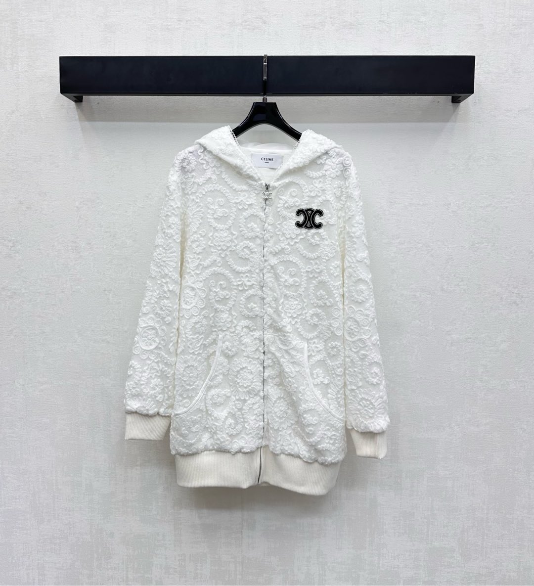 NO:533986,Celin*2025 new product hooded jacquard zipper jacket is available. Customized YB imported cotton-elastic material is breathable and comfortable. Full texture. The whole body is covered with hollow floral pattern elements. It is decorated with the chest with the embroidery logo embellishment. It shows the brand tone. The front engraved zipper adjustment design is matched with the pocket-sized style. It is rich and practical. It adds a sense of styling. The surface auxiliary material development. Hooded long-sleeved jacket tailoring to create a personalized style. It can be easily controlled for daily commuting and date outfits. High-end version, celine, jackets & coats,hats,alexander wang19860909Celin*2025新品上架连帽提花拉链外套 定制YB进口棉纶材质 透气舒适 质感十足 通体铺满镂空花卉图案元素 配合胸前融入标志性字母刺绣徽标点缀装饰 彰显品牌调性 前襟刻印拉链调节设计 搭配插兜口袋版型设计 丰富实用 增添造型层次感 面辅料开发 连帽长袖外套剪裁 打造个性风格 日常通勤约会穿搭都可轻松驾驭 高版本,,celine,jackets & coats,hats,alexander wang,Women's clothing