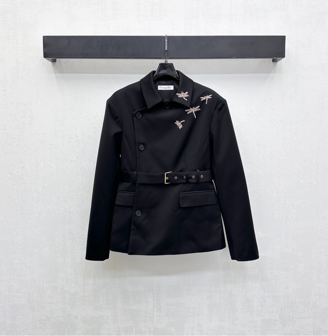 NO:533994,Dio*2025 new product lapel belt tilt jacket customized with custom YB imported blended wool cotton material, crisp, comfortable and stylish, single-side neckline incorporates long-sleeved rhinestones to form bamboo dragonfly pattern decoration, with slanted lacquer buttons engraved with iconic letter logo decoration, highlighting the brand tone, this fabric perforated belt adjustment and symmetrical flip pocket design, full of detail, adding overall layering, surface auxiliary material development, lapel long-sleeved jacket tailoring, upper body retro high-end, early autumn simple high-luxury windbreaker, temperament charming British elegance, high-version, dior, jackets & coats, alexander wang19860909Dio*2025新品上架翻领腰带斜襟外套定制YB进口混纺羊毛人棉材质 挺括舒适有型 单侧领口融入长袖水钻形成竹蜻蜓图案装饰 配合斜襟纽扣刻印标志性字母徽标装饰 彰显品牌调性 本布穿孔腰带调节搭配对称翻盖口袋版型设计 细节感满满 增添整体层次感 面辅料开发 翻领长袖外套剪裁 上身复古高级 早秋简单高奢风衣 气质魅力英伦优雅  高版本,,dior,jackets & coats,alexander wang,Women's clothing