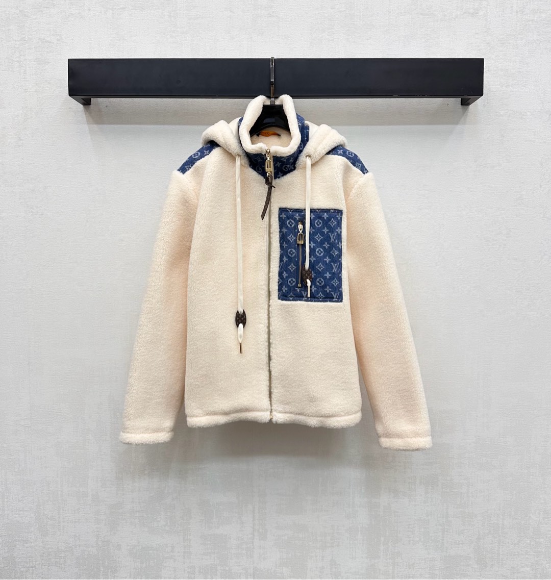 NO:534010,Louis Vuitto* 2025 new product is available on the shelves of lamb hooded zipper jacket customized YB imported Teddy lamb wool material, excellent texture and quality, elastic drawstring for brim adjustment and easy to put on and off, combined with multiple presbyterian leather buckle decoration, add layered look, large body grain plush splicing iconic letter logo denim design highlights the brand tone, form a double collision of fabric colors, surface auxiliary material development Hooded collar zipper jacket tailoring, details more textured, whether for daily travel or leisure and entertainment, casual matching is fashionable and advanced, high-end version,,louis vuitton, jackets & coats,hats,alexander wang19860909Louis Vuitto*2025新品上架羊羔连帽拼接拉链外套定制YB进口泰迪羊羔毛材质 质感品相绝佳 帽沿松紧抽绳调节穿脱方便 配合多处老花皮扣装饰 增添造型层次感 大身颗粒毛绒拼接标志性字母徽标牛仔设计 彰显品牌调性 形成面料颜色双重碰撞 面辅料开发 连帽领拉链外套剪裁 细节更显质感 无论是日常出行还是休闲娱乐 随意搭配时髦又高级  高版本,,louis vuitton,jackets & coats,hats,alexander wang,Women's clothing