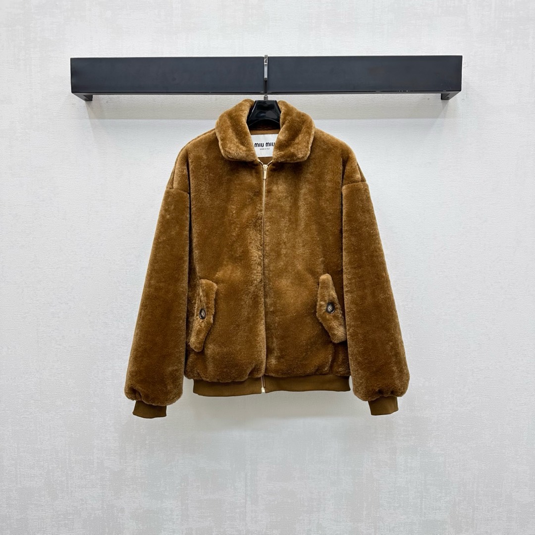 NO:534039,Miumi*2025 new product is on the shelves of lapel fur coat custom YB imported material, sufficient wool quantity to protect against wind and cold, high-quality texture and quality, symmetrical flip pocket design on the waist to add layering, open-cut engraving zipper adjustment and back collar letters and leather embellishment decoration, highlighting the brand tone, surface auxiliary material development, lapel zipper coat tailoring, regular loose style, fashionable and fashionable, suitable for more outfit occasions and personal styles, high-end version,,miumiu, jackets & coats,alexander wang19860909Miumi*2025新品上架翻领皮草毛外套定制YB进口材质 毛量充足防风御寒 质感高级品相十足 腰侧对称翻盖口袋设计 增添造型层次感 开襟刻印拉链调节配合后领字母皮标点缀装饰 彰显品牌调性 面辅料开发 翻领拉链外套剪裁 常规宽松版型 穿搭时髦洋气 适配更多穿搭场合和个人风格  高版本,,miumiu,jackets & coats,alexander wang,Women's clothing