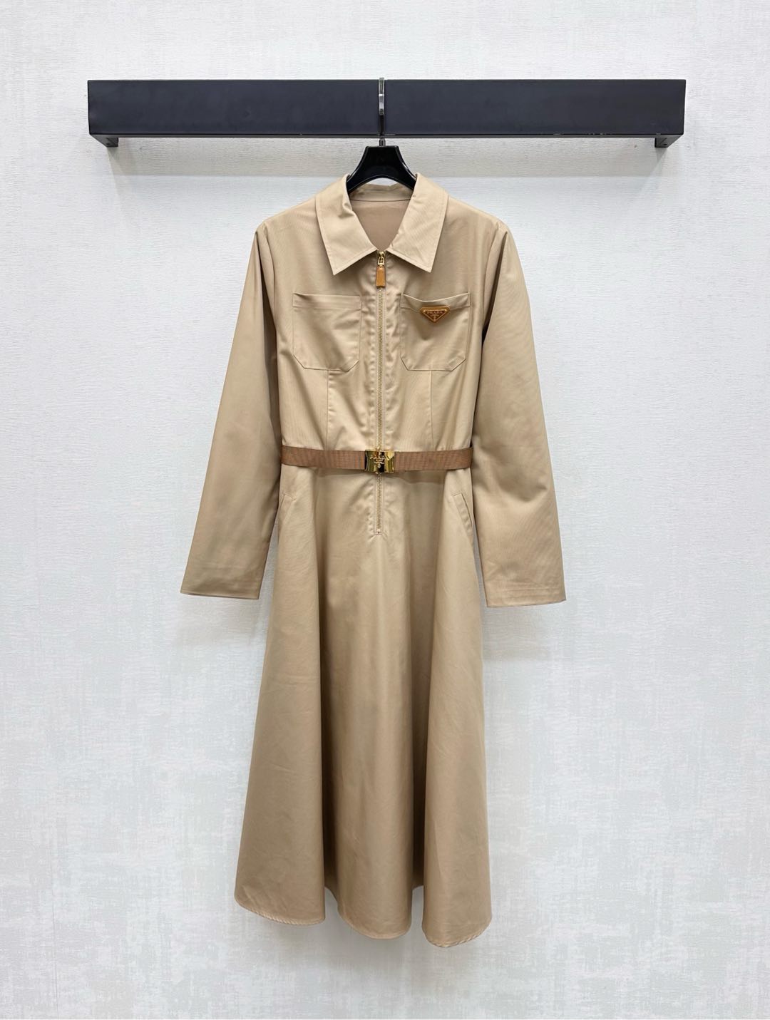 NO:533987,Prad*2025 new product lapel belt dress customized with custom YB imported cotton material, texture shiny, sleek and stylish, half-pallet leather label zipper design, with snap belt outline adjustment, add layered look, chest pocket embellishment triangular logo decoration, highlight brand tone, surface auxiliary material development, lapel long-sleeved dress tailoring, easy to divide the upper and lower length, very few restrictions on the figure, umbrella-shaped pleated skirt hem is flowing and clever, creating a trendy outfit, daily commuting outdoors, high version 2 colors,,prada, skirts,alexander wang19860909Prad*2025新品上架翻领腰带连衣裙定制YB进口人棉材质 质感光泽 垂顺有型 沿用半开襟皮标拉链设计 配合卡扣腰带勾勒调节处理 增添造型层次感 胸前口袋点缀三角徽标装饰 彰显品牌调性 面辅料开发 翻领长袖连衣裙剪裁 轻松划分上短下长好比例 对身材限制极少 伞状压褶裙摆飘逸灵巧 打造潮流十足穿搭 日常通勤户外都  高版本2色,,prada,skirts,alexander wang,Women's clothing