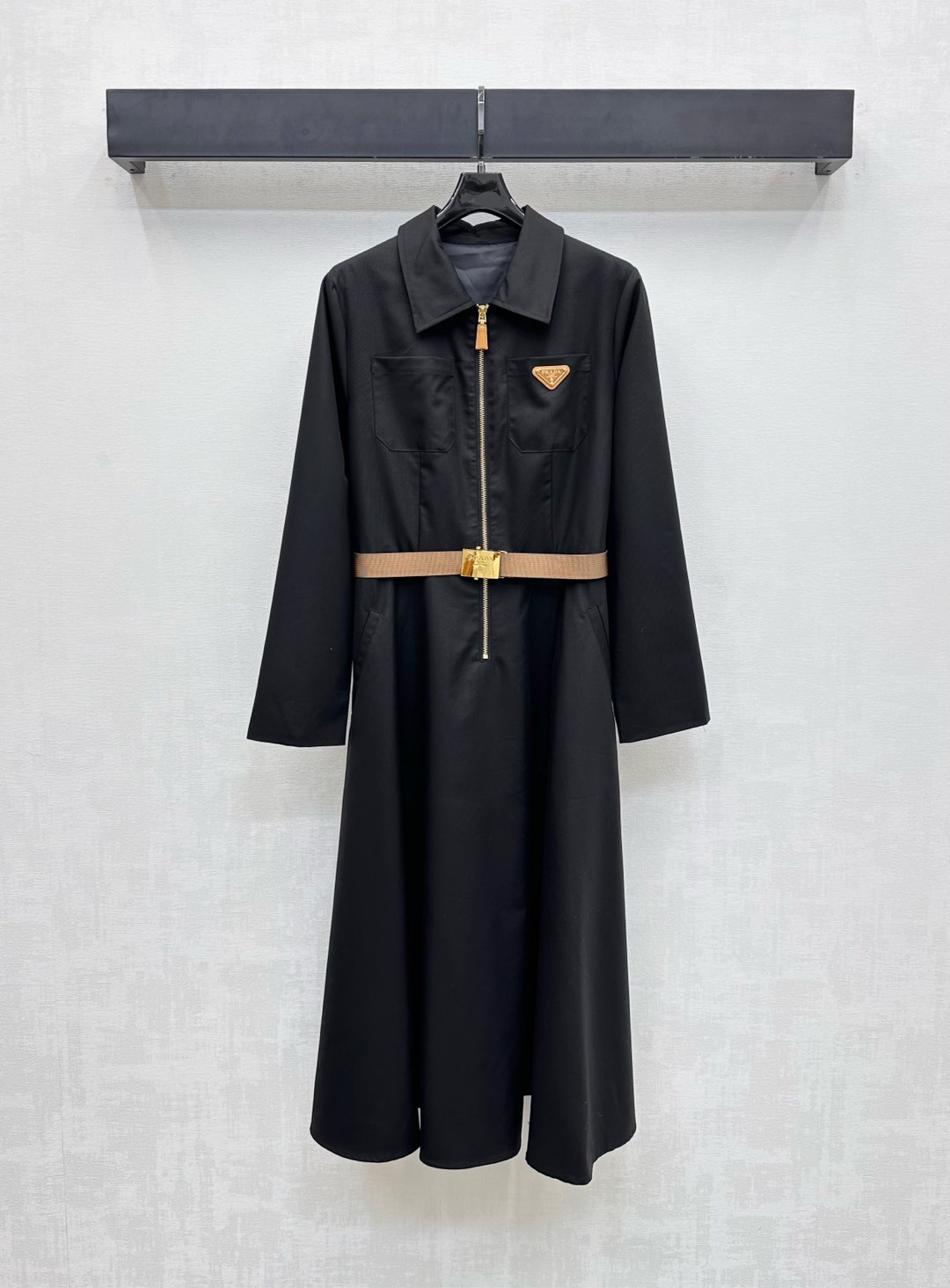 NO:533979,Prad*2025 new product lapel belt dress customized with custom YB imported cotton material, texture shiny, sleek and stylish, half-pallet leather label zipper design, with snap belt outline adjustment, add layered look, chest pocket embellishment triangular logo decoration, highlight brand tone, surface auxiliary material development, lapel long-sleeved dress tailoring, easy to divide the upper and lower length, very few restrictions on the figure, umbrella-shaped pleated skirt hem is flowing and clever, creating a trendy outfit, daily commuting outdoors, high version 2 colors,,prada, skirts,alexander wang19860909Prad*2025新品上架翻领腰带连衣裙定制YB进口人棉材质 质感光泽 垂顺有型 沿用半开襟皮标拉链设计 配合卡扣腰带勾勒调节处理 增添造型层次感 胸前口袋点缀三角徽标装饰 彰显品牌调性 面辅料开发 翻领长袖连衣裙剪裁 轻松划分上短下长好比例 对身材限制极少 伞状压褶裙摆飘逸灵巧 打造潮流十足穿搭 日常通勤户外都  高版本2色,,prada,skirts,alexander wang,Women's clothing