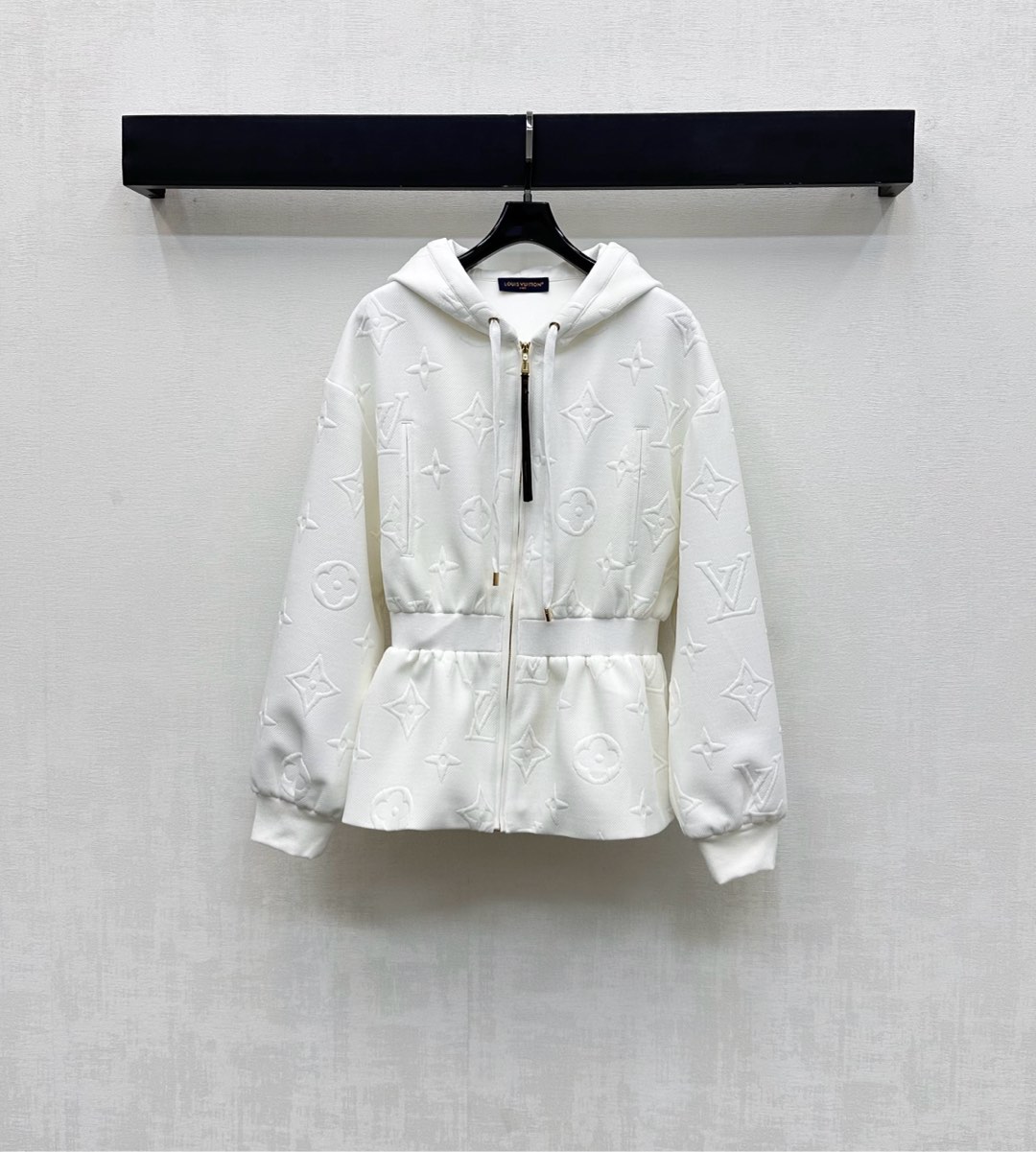 NO:534011,Louis Vuitto*2025 new product hooded zipper jacquard jacket customized YB imported high-density twill cotton material craft jacquard treatment presents a concave and concave texture and high-quality appearance. The garment full-body four-leaf clover letter jacquard embellishment to highlight the brand tone Low-key luxury The waist is designed with elastic webbing. It is adjusted with a long leather zipper on the open-cut leather to facilitate putting on and off. It adds a sense of styling. It is easy to outline the waist shape and improve proportions. The development of auxiliary materials. Hooded trousers can be tailored with the same series of drawstring trousers. The set is brilliant and fashionable. It can be easily controlled in daily leisure. High-version 2 colors,,louis vuitton,jackets & coats,hats,alexander wang19860909Louis Vuitto*2025新品上架连帽拉链提花外套定制YB进口高密斜纹棉材质 工艺提花处理 呈现出凹凸立体肌理质感 品相高级 成衣通体四叶草字母提花点缀 彰显品牌调性 低调奢华 腰间沿用松紧织带设计 配合开襟长皮条拉链调节方便穿脱 增添造型层次感 轻松勾勒腰形改善比例 面辅料开发 连帽束腰外套剪裁 可搭配同系列抽绳长裤 成套穿搭出彩时髦 日常休闲都能轻松驾驭  高版本2色,,louis vuitton,jackets & coats,hats,alexander wang,Women's clothing