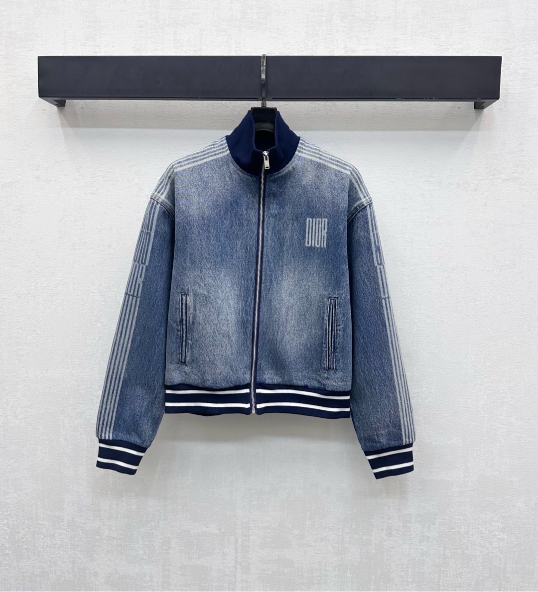 NO:536424,Dio*2025 new product stand-up collar webbing denim jacket custom YB imported twill cotton denim material soft, comfortable and breathable, repeated enzyme washing process presents a uniform texture, thread pit strip edge elastic design collides with large body color and fabric, adding layered styling, iconic laser letter logo decoration on the chest, echoing the inner full of jacquard elements, highlighting the brand tone, surface auxiliary material development, stand-up collar jacket tailoring, can be matched with the same series of trousers, perfectly presenting the brand style charm, complete sets of high-end and fashionable, high-end version,,dior, jackets & coats, jackets & coats, alexander wang19860909Dio*2025新品上架立领织带牛仔外套定制YB进口斜纹棉牛仔材质 柔软舒适透气 反复酵素水洗工艺处理呈现出均匀纹理 螺纹坑条包边弹力设计与大身颜色和面料碰撞 增添造型层次感 胸前标志性激光字母徽标装饰 呼应内里满铺提花元素 彰显品牌调性 面辅料开发 立领夹克外套剪裁 可搭配同系列长裤 完美呈现品牌风格魅力 成套穿搭高级且时髦  高版本,,dior,jackets & coats,jackets & coats,alexander wang,Women's clothing