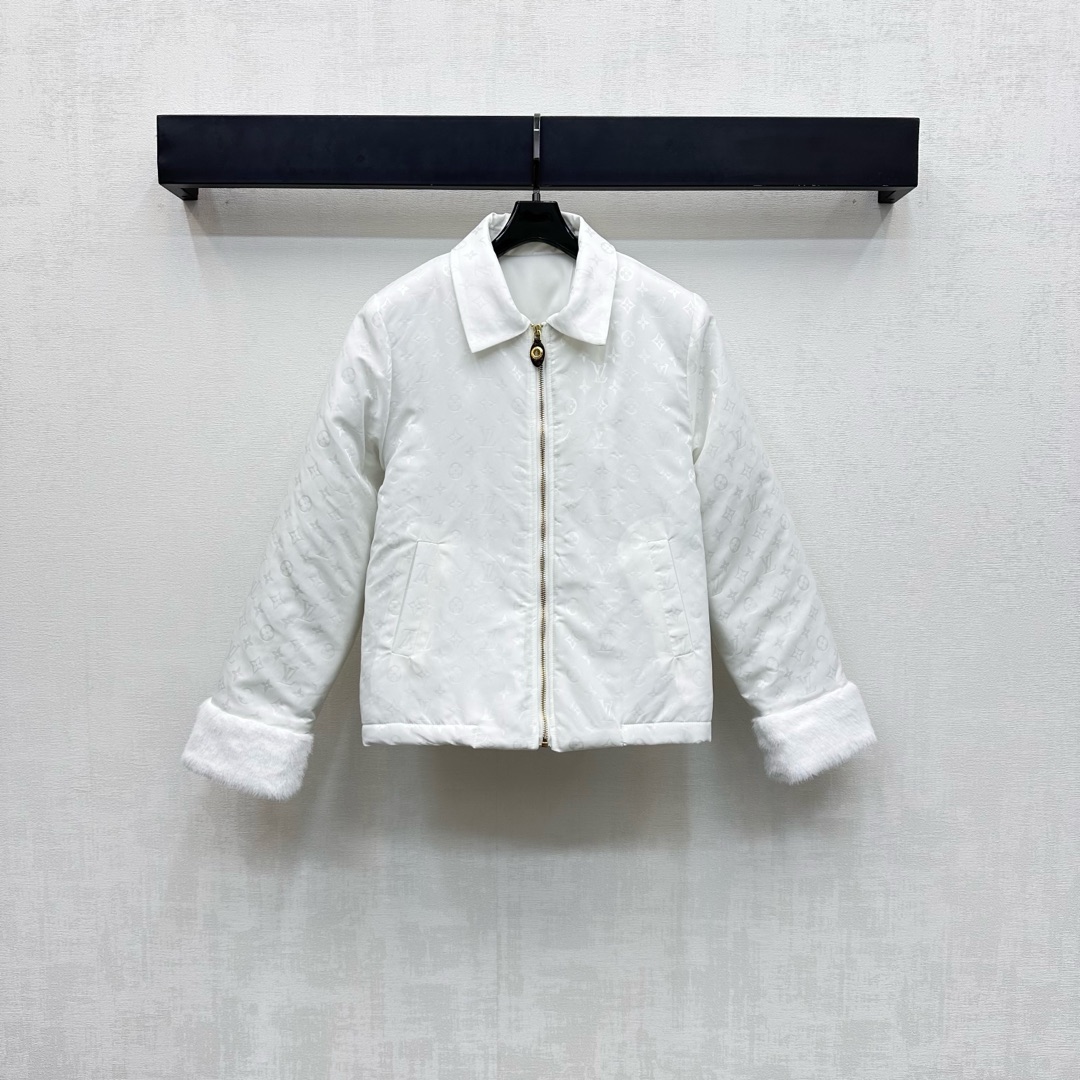 NO:535339,Louis Vuitto*2025 new product zipper jacket cotton jacket customized YB imported nylon material texture gloss windproof waterproof inner cotton treatment warm and comfortable all over the body, the iconic four-leaf clover letter dark pattern logo highlights the brand tone, the zipper adjustment design of the open-clad leather logo is combined with symmetrical pocket decoration, adds layered shape, cuff ring splicing treatment, rich visual effects, surface auxiliary materials development, lapel zipper jacket tailoring, presents a handsome age-reducing style, fashionable and fashionable, high-version 2 colors,,louis vuitton, jackets & coats, jackets & coats, alexander wang19860909Louis Vuitto*2025新品上架拉链夹克棉服外套定制YB进口尼龙材质 质感光泽防风防水 内里衔棉处理 保暖舒适 通体满铺标志性四叶草字母暗纹徽标 彰显品牌调性 开襟皮标拉链调节设计配合对称口袋装饰 增添造型层次感 袖口毛圈拼接处理 丰富视觉效果 面辅料开发 翻领拉链外套剪裁 呈现帅气减龄风格 穿搭时髦洋气  高版本2色,,louis vuitton,jackets & coats,jackets & coats,alexander wang,Women's clothing