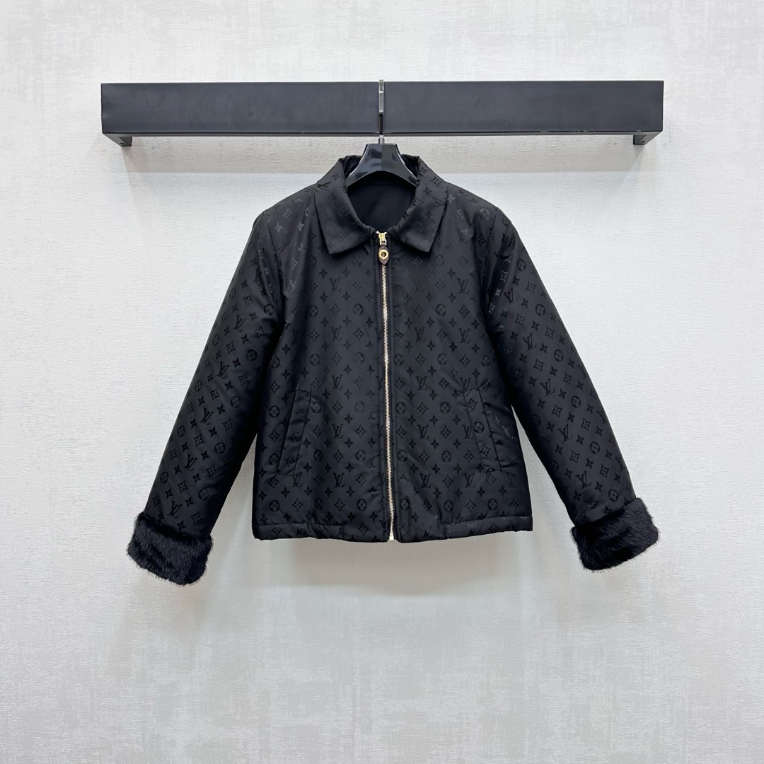 NO:535363,Louis Vuitto*2025 new product zipper jacket cotton jacket customized YB imported nylon material texture gloss windproof waterproof inner cotton treatment warm and comfortable all over the body, the iconic four-leaf clover letter dark pattern logo highlights the brand tone, the zipper adjustment design of the open-clad leather logo is combined with symmetrical pocket decoration, adds layered shape, cuff ring splicing treatment, rich visual effects, surface auxiliary materials development, lapel zipper jacket tailoring, presents a handsome age-reducing style, fashionable and fashionable, high-version 2 colors,,louis vuitton, jackets & coats, jackets & coats, alexander wang19860909Louis Vuitto*2025新品上架拉链夹克棉服外套定制YB进口尼龙材质 质感光泽防风防水 内里衔棉处理 保暖舒适 通体满铺标志性四叶草字母暗纹徽标 彰显品牌调性 开襟皮标拉链调节设计配合对称口袋装饰 增添造型层次感 袖口毛圈拼接处理 丰富视觉效果 面辅料开发 翻领拉链外套剪裁 呈现帅气减龄风格 穿搭时髦洋气  高版本2色,,louis vuitton,jackets & coats,jackets & coats,alexander wang,Women's clothing