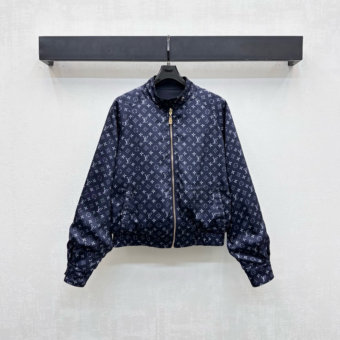 NO:535365,Louis Vuitto*2025 new product is available on the shelves of two-sided jackets, customized YB imported material, texture and luster, full of drooping, jacket falling shoulder-standing collar design, paired with plain four-leaf clover letter printing, two-sided wear design, add layered look, iconic engraved letters and leather logo decoration on the chest, highlighting the brand tone, surface accessories development, zipper jacket tailoring, exquisite and durable details highlight the brand style, presenting a casual college old money style, fashionable and fashionable outfits, high-end version,,louis vuitton, jackets & coats, jackets & coats, alexander wang19860909Louis Vuitto*2025新品上架两面穿夹克外套定制YB进口材质 质感光泽 垂感十足 外套落肩立领设计 配合素色四叶草字母印花两面穿设计 增添造型层次感 胸前点缀标志性刻印字母皮标装饰 彰显品牌调性 面辅料开发 拉链夹克外套剪裁 精致耐看的细节突出品牌格调 呈现随性学院老钱风格 穿搭时髦洋气 高版本,,louis vuitton,jackets & coats,jackets & coats,alexander wang,Women's clothing