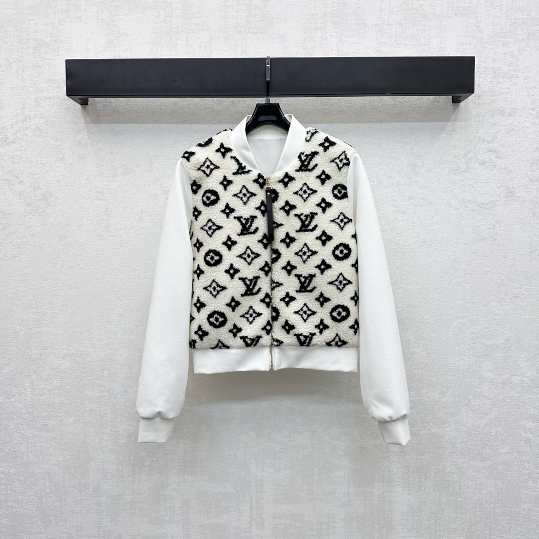 NO:535350,Louis Vuitto*2025 new product is on the shelves of spliced ​​fur coat custom YB imported twill cotton lamb velvet material, sufficient wool, windproof and cold, high-quality texture, full of quality, large body covered with iconic four-leaf clover letter pattern elements, combined with the zipper adjustment of the zipper leather buckle, highlights the brand tone, collar cuff hem, the hem of the collar cuff, double collision with the large body, adds a sense of styling, surface auxiliary material development, zipper jacket style tailoring, daily commuting outfits, fashionable and fashionable, suitable for more wear occasions and personal styles, high version 2 colors 7,,louis vuitton, jackets & coats, jackets & coats, alexander wang19860909Louis Vuitto*2025新品上架拼接皮草毛外套定制YB进口斜纹棉羊羔绒材质 毛量充足防风御寒 质感高级品相十足 大身铺满标志性四叶草字母图案元素 配合开襟皮扣拉链调节处理 彰显品牌调性 领口袖口下摆拼接撞色设计 与大身形成颜色和材质双重碰撞 增添造型层次感 面辅料开发 拉链夹克外套版型剪裁 日常通勤穿搭时髦洋气 适配更多穿搭场合和个人风格  高版本2色 7,,louis vuitton,jackets & coats,jackets & coats,alexander wang,Women's clothing