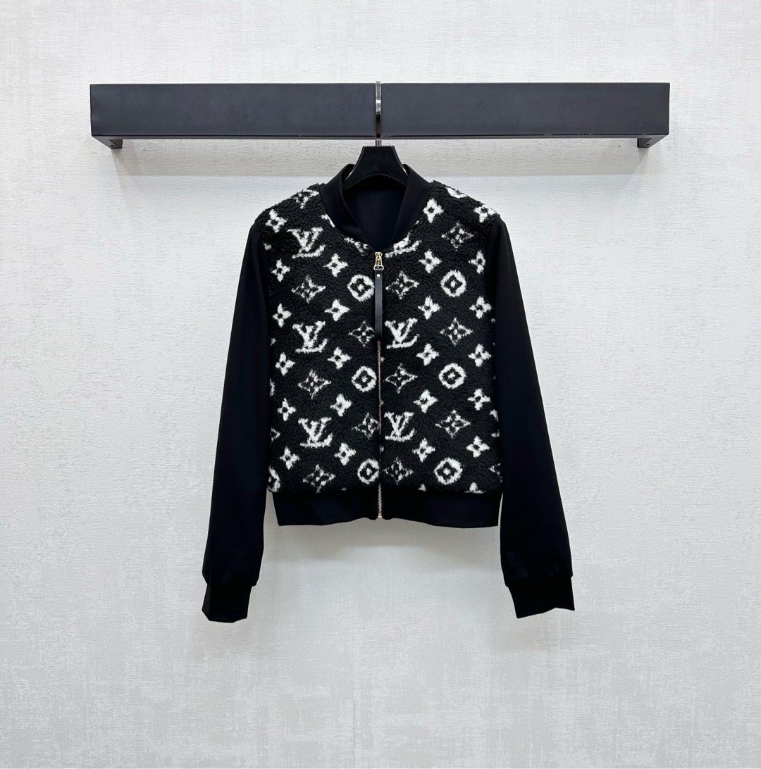 NO:535356,Louis Vuitto*2025 new product is on the shelves of spliced ​​fur coat custom YB imported twill cotton lamb velvet material, sufficient wool, windproof and cold, high-quality texture, full of quality, large body covered with iconic four-leaf clover letter pattern elements, combined with the zipper zipper adjustment, highlighting the brand tone, collar cuff hem, the hem of collar cuffs, double collision with the large body, adding a sense of styling, surface auxiliary materials development, zipper jacket style tailoring, daily commuting outfits, fashionable and fashionable, suitable for more wear occasions and personal styles, high-version 2 colors,,louis vuitton, jackets & coats, jackets & coats, alexander wang19860909Louis Vuitto*2025新品上架拼接皮草毛外套定制YB进口斜纹棉羊羔绒材质 毛量充足防风御寒 质感高级品相十足 大身铺满标志性四叶草字母图案元素 配合开襟皮扣拉链调节处理 彰显品牌调性 领口袖口下摆拼接撞色设计 与大身形成颜色和材质双重碰撞 增添造型层次感 面辅料开发 拉链夹克外套版型剪裁 日常通勤穿搭时髦洋气 适配更多穿搭场合和个人风格  高版本2色,,louis vuitton,jackets & coats,jackets & coats,alexander wang,Women's clothing