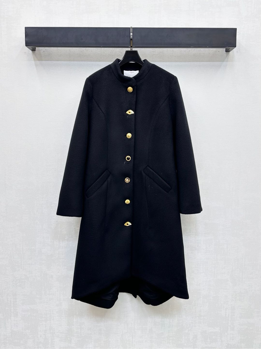 NO:535340,Sch*2025 new product is on the shelves of the front shoulder cocoon-shaped long coat customized YB imported fine imitation wool material, smooth and stylish, decorated with single row open-clad and multi-style open-molded button adjustment design, highlighting the brand tone, loose silhouette cocoon-shaped style is modified to accommodate the figure, symmetrical oblique pocket decoration at waist, adding layered styling, calm and versatile style is unlimited, surface auxiliary materials development, long wool coat tailoring, high-end fashionable and relaxed outfit, full of autumn and winter aura, high-end version, alexander wang19860909Sch*2025新品上架正肩茧形长款大衣定制YB进口精仿羊毛材质 垂顺光泽有型 饰以单排开襟多样式开模印刻纽扣调节设计 彰显品牌调性 廓形宽松茧形版型修饰包容身材 腰间对称斜插口袋装饰 增添造型层次感 沉稳百搭适配风格毫不受限 面辅料开发 长款毛呢大衣剪裁 穿搭高级时髦松弛 秋冬气场十足 高版本,,alexander wang,Women's clothing