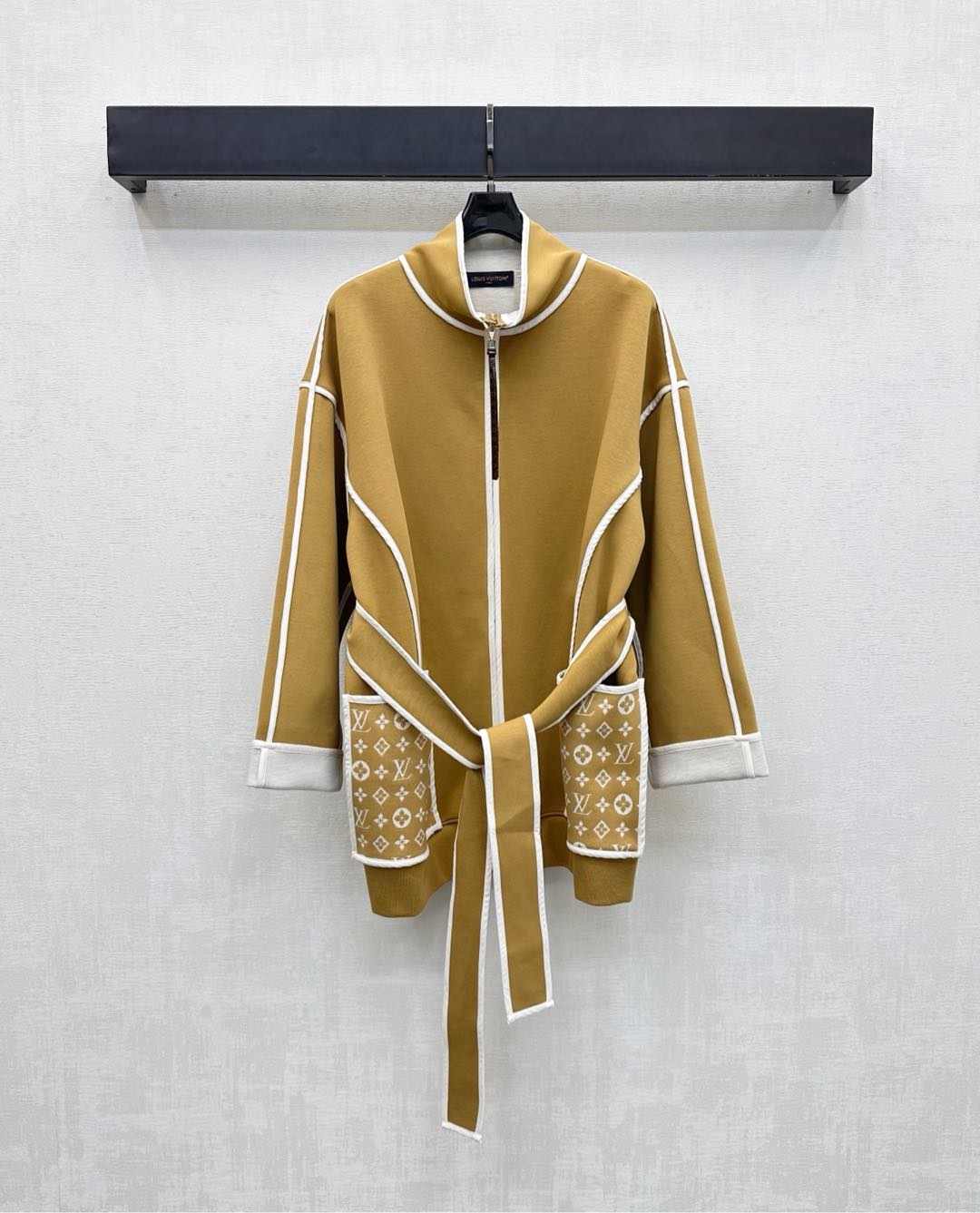 NO:535335,Louis Vuitto*2025 new product is available on the shelves of jacquard splicing belt coat custom YB imported cotton-elastic blend material. Compound process treatment. Texture, gloss and thickness. The whole voxel color uses the edge contour line to exquisite detail cutting design to add layering of the shape. The pocket splicing iconic four-leaf clover letter jacquard elements show the brand tone. The elasticity of the fabric belt is neatly treated. The surface auxiliary material development. Zipper mid-length coat coat tailoring. The autumn and winter layering is brilliant and fashionable. High-version 2 colors,,louis vuitton,jackets & coats,alexander wang19860909Louis Vuitto*2025新品上架提花拼接腰带大衣外套定制YB进口棉纶混纺材质 复合工艺处理 质感光泽厚度舒适 通体素色利用捆边轮廓线精致细节裁剪设计 增添造型层次感 口袋拼接标志性四叶草字母提花元素 彰显品牌调性 本布腰带松紧处理利落魅力 面辅料开发 拉链中长款大衣外套剪裁 秋冬叠穿出彩时髦 高版本2色,,louis vuitton,jackets & coats,alexander wang,Women's clothing