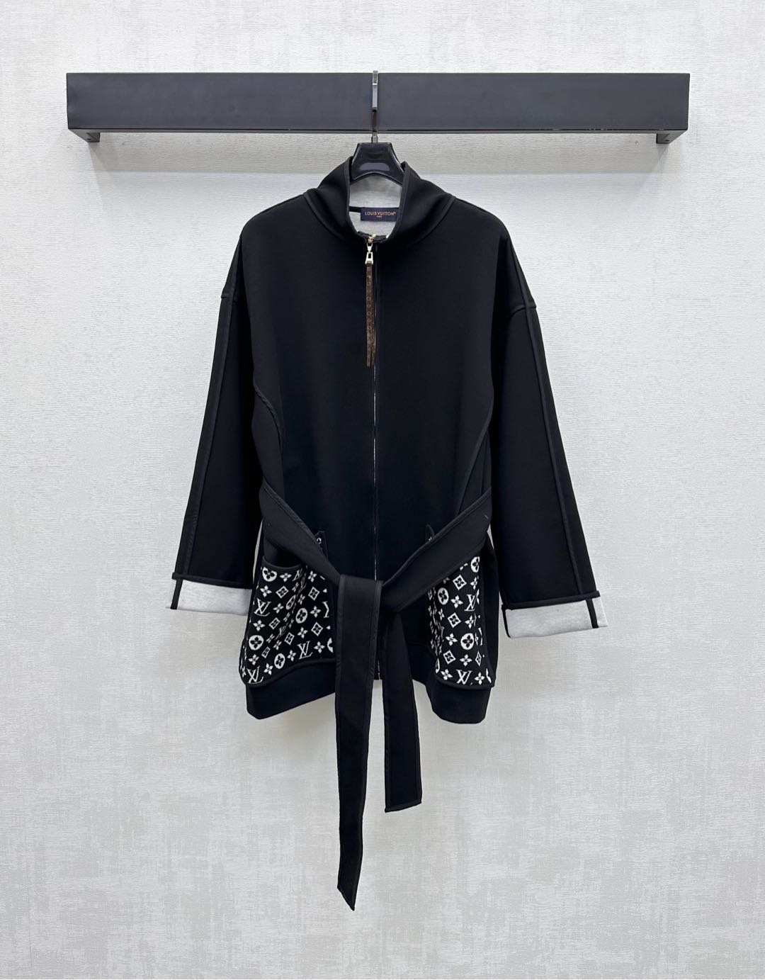 NO:535331,Louis Vuitto*2025 new product is available on the shelves of jacquard splicing belt coat custom YB imported cotton-elastic blend material. Compound process treatment. Texture, gloss and thickness. The whole voxel color uses the edge contour line to exquisite detail cutting design to add layering of the shape. The pocket splicing iconic four-leaf clover letter jacquard elements show the brand tone. The elasticity of the fabric belt is neatly treated. The surface auxiliary material development. Zipper mid-length coat coat tailoring. The autumn and winter layering is brilliant and fashionable. High-version 2 colors,,louis vuitton,jackets & coats,alexander wang19860909Louis Vuitto*2025新品上架提花拼接腰带大衣外套定制YB进口棉纶混纺材质 复合工艺处理 质感光泽厚度舒适 通体素色利用捆边轮廓线精致细节裁剪设计 增添造型层次感 口袋拼接标志性四叶草字母提花元素 彰显品牌调性 本布腰带松紧处理利落魅力 面辅料开发 拉链中长款大衣外套剪裁 秋冬叠穿出彩时髦 高版本2色,,louis vuitton,jackets & coats,alexander wang,Women's clothing