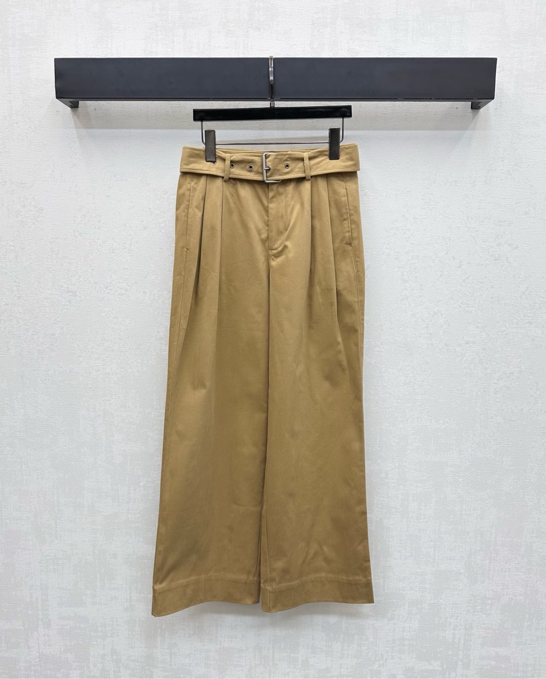 NO:535352,Dio*2025 new product is available on the shelves of high-waist straight trousers customized with YB imported twill cotton, breathable and comfortable, soft texture, three-dimensional compression pleated cutting to create a fit effect, matched with high-waist buckle and pocket style design, modify waist and hips, add layered styling, and adjust the waist belt perforated adjustment, and incorporate the iconic letter leather logo decoration with the rear hip to highlight the brand tone, surface auxiliary material development, high-waist wide-leg trousers tailoring, daily commuting outfit simple and high-end retro and fashionable, high-version 2 colors,,dior,alexander wang19860909Dio*2025新品上架高腰直筒长裤定制YB进口斜纹全棉材质 透气舒适 质感柔软 立体压褶裁剪打造贴合效果 搭配高腰系扣插兜口袋版型设计 修饰腰身胯部 增添造型层次感 沿用本布腰带穿孔调节处理 配合后臀融入标志性字母皮标装饰 彰显品牌调性 面辅料开发 高腰阔腿长裤剪裁 日常通勤穿搭简约高级 复古时髦 高版本2色,,dior,alexander wang,Women's clothing