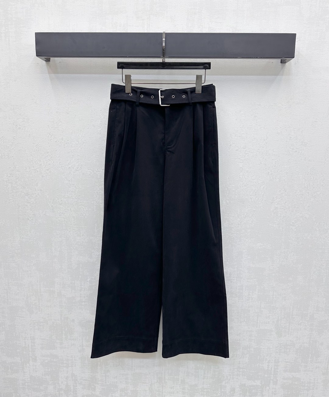 NO:535346,Dio*2025 new product is available on the shelves of high-waist straight trousers customized with YB imported twill cotton, breathable and comfortable, soft texture, three-dimensional compression pleated cutting to create a fit effect, matched with high-waist buckle and pocket style design, modify waist and hips, add layered styling, and adjust the waist belt perforated adjustment, and incorporate the iconic letter leather logo decoration with the rear hip to highlight the brand tone, surface auxiliary material development, high-waist wide-leg trousers tailoring, daily commuting outfit simple and high-end retro and fashionable, high-version 2 colors,,dior,alexander wang19860909Dio*2025新品上架高腰直筒长裤定制YB进口斜纹全棉材质 透气舒适 质感柔软 立体压褶裁剪打造贴合效果 搭配高腰系扣插兜口袋版型设计 修饰腰身胯部 增添造型层次感 沿用本布腰带穿孔调节处理 配合后臀融入标志性字母皮标装饰 彰显品牌调性 面辅料开发 高腰阔腿长裤剪裁 日常通勤穿搭简约高级 复古时髦 高版本2色,,dior,alexander wang,Women's clothing