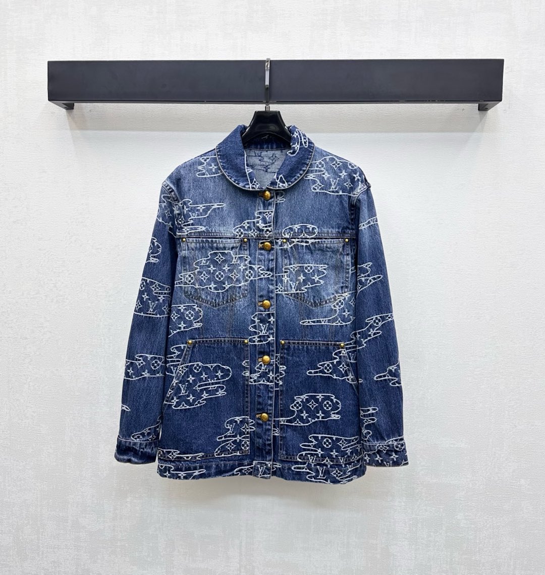 NO:535364,Louis Vuitto* 2025 new product is available on the shelves of the Cloud Embroidered Denim Jacket Customized YB imported twill cotton denim material, crisp, comfortable and stylish, multi-enzyme washing process, create a soft and natural gradient color effect, symmetrical large pocket decoration on the chest, add layering, embellishment of the cloud embroidery iconic four-leaf clover letter logo, highlight the brand tone, surface auxiliary material development, lapel silhouette shirt jacket tailoring, can be matched with the same series of trousers, complete sets of retro and fashionable, easily highlight the brand's fashionable and fashionable style, more relaxed and advanced, top body layered handsome and fashionable, high-end, louis vuitton, jackets & coats, alexander wang19860909Louis Vuitto*2025新品上架云朵刺绣牛仔外套定制YB进口斜纹棉牛仔材质 挺括舒适有型 多重酵素水洗工艺处理 打造柔和自然的渐变擦色效果 胸前对称大口袋装饰 增添造型层次感 通体点缀云朵刺绣标志性四叶草字母徽标 彰显品牌调性 面辅料开发 翻领廓形衬衣外套剪裁 可搭配同系列长裤 成套穿搭复古又时尚 轻松突出品牌时髦洋气的风格 更为松弛高级 上身叠穿帅气时髦  高版本,,louis vuitton,jackets & coats,alexander wang,Women's clothing