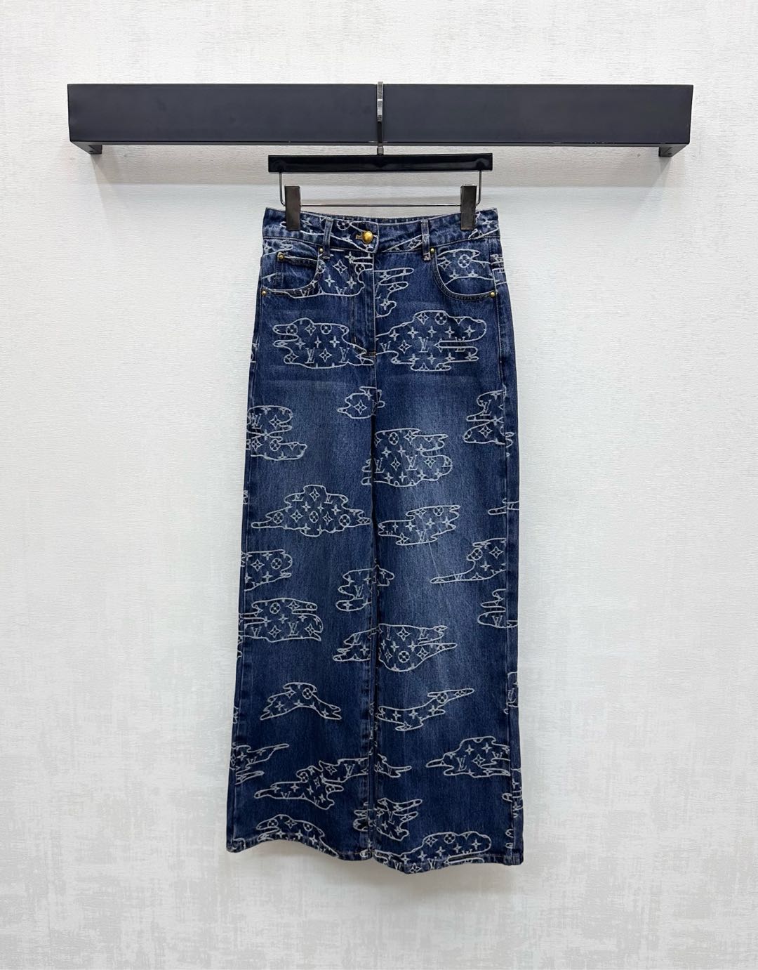 NO:535357,Louis Vuitto* 2025 new product is available on the shelves of Yunduo embroidered denim trousers customized YB imported twill cotton denim material, crisp, comfortable and stylish, multi-enzyme washing process, create a soft and natural gradient color effect, single-side sewn leather markings highlight highlights, add layering of the styling, embellished with cloud embroidery iconic four-leaf clover letter logo, highlight the brand tone, surface auxiliary material development, high waist buckle wide-leg trousers tailored, can be matched with the same series of jackets, complete sets of clothes are retro and fashionable, easily highlight the brand's fashionable and fashionable style, more relaxed and advanced, top body layered handsome and fashionable, high-end version, louis vuitton, jackets & coats, alexander wang19860909Louis Vuitto*2025新品上架云朵刺绣牛仔长裤定制YB进口斜纹棉牛仔材质 挺括舒适有型 多重酵素水洗工艺处理 打造柔和自然的渐变擦色效果 单侧缝制皮标字样突出亮点 增添造型层次感 通体点缀云朵刺绣标志性四叶草字母徽标 彰显品牌调性 面辅料开发 高腰系扣阔腿长裤剪裁 可搭配同系列外套 成套穿搭复古又时尚 轻松突出品牌时髦洋气的风格 更为松弛高级 上身叠穿帅气时髦  高版本,,louis vuitton,jackets & coats,alexander wang,Women's clothing