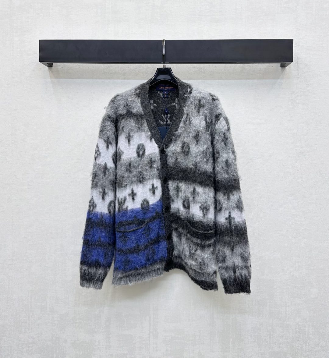 NO:535351,Louis Vuitto*2025 new product is available for the shelves of Jacquard Contrast Color Mohair Cardigan Customized YB imported mohair material with high-quality texture, comfortable and not tying the body, the whole body is mainly black, white and gray, embellished with blue color blocks, full of artistic charm, with large body distributed striped background, iconic four-leaf clover letter jacquard logo decoration, highlighting the brand tone, surface auxiliary material development, V-neck knit cardigan tailoring, top body layering trendy, autumn and winter essential items High-version,,louis vuitton,alexander wang19860909Louis Vuitto*2025新品上架提花撞色马海毛开衫定制YB进口马海毛材质 质感高级 穿搭舒适不扎身 通体以黑白灰为主体 点缀蓝色色块 充满艺术魅力 配合大身分布条纹底色标志性四叶草字母提花徽标装饰 彰显品牌调性 面辅料开发 V领针织开衫剪裁 上身叠穿潮流时髦 秋冬必备单品 高版本,,louis vuitton,alexander wang,Women's clothing