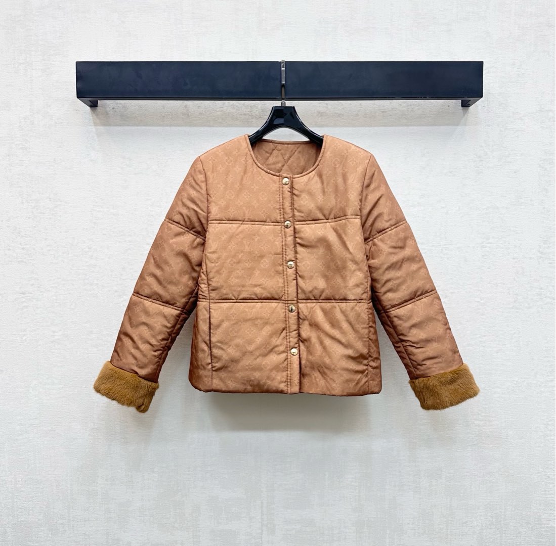 NO:535358,Louis Vuitto*2025 new product is available. Customized YB imported nylon material of round neck cotton jacket. The inner cotton is handled. The whole piece is light and warm. The whole body is printed with the iconic four-leaf clover letter logo elements. The brand tone is marked. The opening and snaps are adjusted. The cuff splicing ring design forms contrast color to add layering to the styling. Create a new Chinese style simple and elegant style. The surface and auxiliary materials are developed. The round neck shoulder jacket is cut. The upper body is fashionable and fashionable. It is very easy to match with jeans and casual pants. The combination of warmth and fashionable. The thin filling makes the shape more three-dimensional. High-version 7,,louis vuitton,jeans,jackets & coats,alexander wang19860909Louis Vuitto*2025新品上架 圆领棉服外套定制YB进口尼龙材质 内里衔棉处理 整件轻盈保暖 通体满印标志性四叶草字母徽标元素 彰显品牌调性 开襟按扣调节处理 配合袖口拼接毛圈设计形成撞色 增添造型层次感 打造新中式素雅风格 面辅料开发 圆领正肩外套剪裁 上身出彩时髦 随意搭配牛仔裤休闲裤都非常 集保暖与时髦一体 薄薄的充绒让形态更立体  高版本 7,,louis vuitton,jeans,jackets & coats,alexander wang,Women's clothing