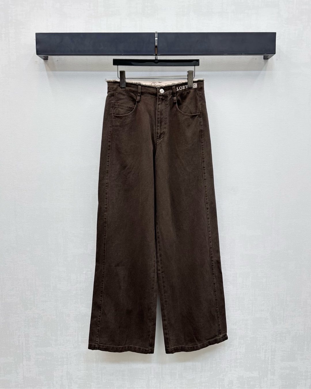 NO:535451,Loew*2025 new product launches on shelves of breasted denim straight trousers customized YB imported twill cotton denim fabric, good breathability, soft and skin-friendly, multi-enzyme washing process, create a retro dark brown, retro and fashionable, trouser waist design with fleece edges, and embroidered with waist side embellishment to highlight the brand tone High-waist buckle-in pocket style treatment, add layered look, surface auxiliary material development, high-waist buckle-in straight-leg pants cut, casual temperament of the upper body, easy to wear, easy to control the top of the body, high-waist buckle-in top, high-quality top, high-quality 2 colors,,loewe,alexander wang19860909Loew*2025新品上架毛边牛仔直筒长裤定制YB进口斜纹棉牛仔面料 透气性佳 柔软亲肤 多重酵素水洗工艺处理 打造复古深棕色 复古又时尚 裤腰沿用毛边絮状边缘设计 配合腰侧点缀标志性字母刺绣徽标装点彰显品牌调性 高腰系扣插兜口袋版型处理 增添造型层次感 面辅料开发 高腰系扣直筒裤剪裁 上身休闲气质 轻松穿出好比例 日常随意搭配上装都可轻松驾驭 高版本2色,,loewe,alexander wang,Women's clothing