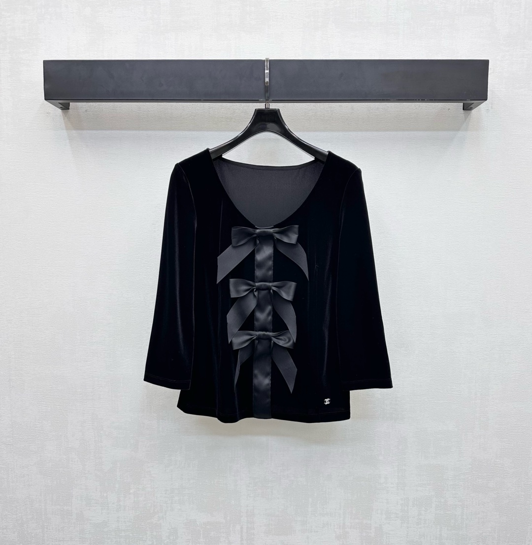 NO:535401,Chane*2025 new product is available on the shelves of the peach heart collar bow mid-sleeved top with custom YB imported velvet material, texture is shiny, comfortable to wear, the chest is decorated with three-dimensional satin bow, the front closure is outlined with a single side embellishment of the iconic double C rhinestone logo, highlighting the brand tone, fashionable and high-end feel is instantly presented, creating a female elegant and soft style, surface auxiliary material development, peach heart collar top style, presenting a slim visual effect, high-end body is relaxed, and the inner wear is brilliant and fashionable. High-end version 36 38 40,,chanel,alexander wang19860909Chane*2025新品上架桃心领蝴蝶结中袖上衣定制YB进口丝绒材质 质感光泽 穿搭舒适 胸前饰以立体缎面蝴蝶结勾勒前襟 配合下摆单侧点缀标志性双C水钻徽标装饰 彰显品牌调性 时尚高级感立现 打造女性优雅柔美风格 面辅料开发 桃心领上衣版型剪裁 呈现修身显瘦视觉效果 上身高级松弛 单穿内搭都出彩时髦 高版本36 38 40,,chanel,alexander wang,Women's clothing
