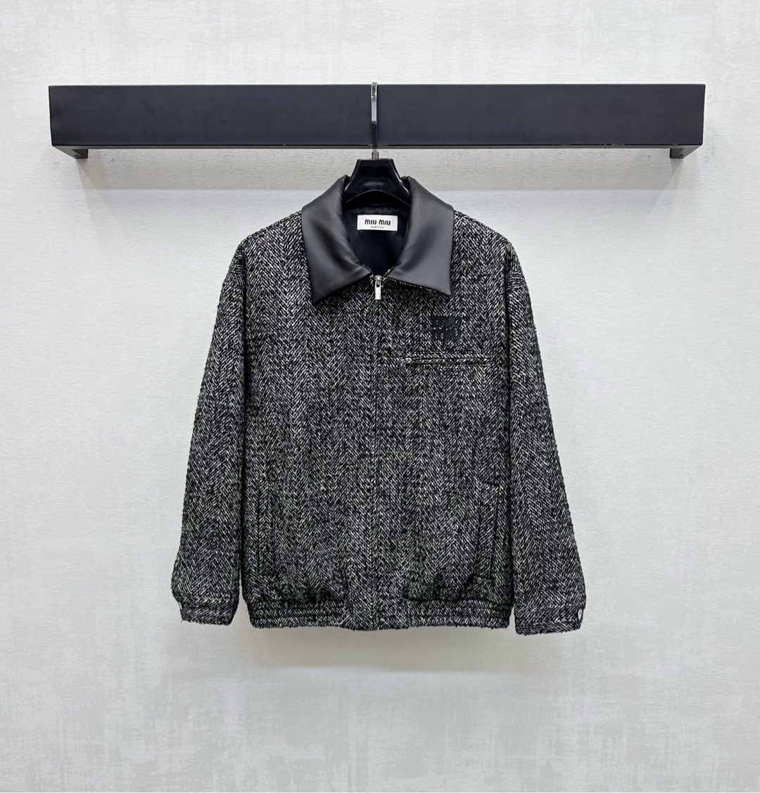 NO:535375,Miumi*2025 new product is available for leather collar wool jacket custom made of YB imported wool material delicate and stylish black and gray thread woven color matching suitable for autumn and winter literary and casual outfits. Use spliced ​​leather collar collision design to add layered style. The chest is decorated with iconic letter logo decoration to highlight the brand tone. Face and auxiliary materials development. Lapel zipper jacket tailoring presents a casual college old money style. Fashionable and fashionable. High-end version,,miumiu, jackets & coats, jackets & coats, alexander wang19860909Miumi*2025新品上架拼皮领编织外套定制YB进口羊毛呢材质 细腻有型 通体黑灰色系线织配色 适配秋冬文艺范休闲穿搭 沿用拼接皮领碰撞设计 增添造型层次感 胸前点缀标志性字母徽标装饰 彰显品牌调性 面辅料开发 翻领拉链夹克外套剪裁 呈现随性学院老钱风格 穿搭时髦洋气 高版本,,miumiu,jackets & coats,jackets & coats,alexander wang,Women's clothing