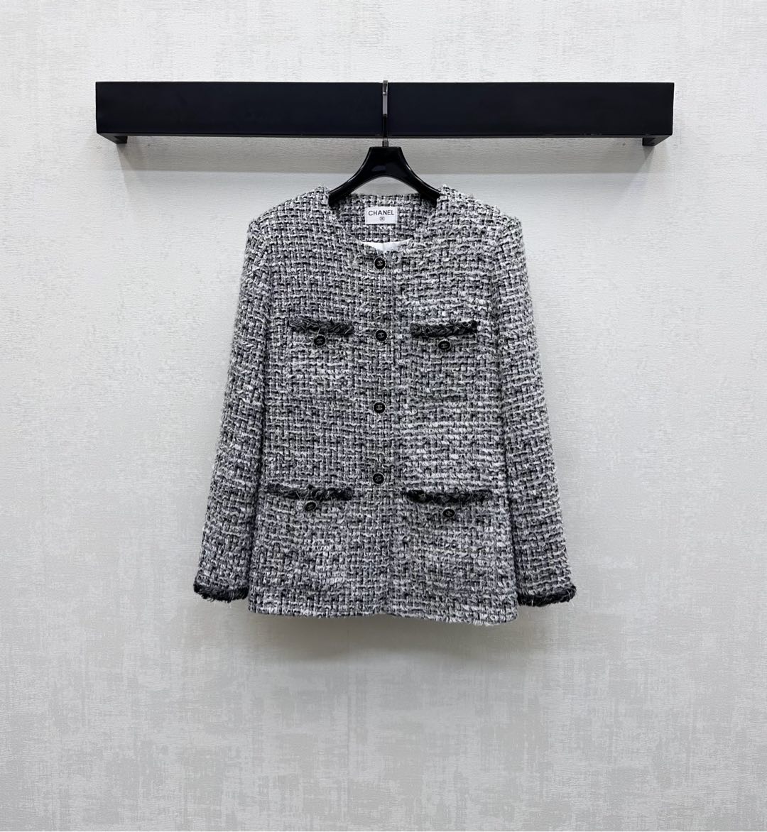 NO:535383,Chane*2025 new product is on the shelves of round neck braided dress jackets, custom YB imported coarse wool woolen material, with high-quality texture and quality. The front shoulder pads fit the human body, making it more slender and upright. The front multiple pockets on the front are lit with three-dimensional braided edges. The texture is woven throughout the body with delicate yarn rules, adding a sense of styling. The opening-clad letters and button adjustment design highlights the brand tone. The socialite style is upright. The surface auxiliary material development. The round neck dress jacket tailors perfectly interprets the elegant and rich sense of the rich. The dressing is noble and the texture is gentle and gentle. The best choice for attending formal occasions. High-end version 36 38 40,,chanel,jackets & coats,alexander wang19860909Chane*2025新品上架圆领编织洋装外套定制YB进口粗纺羊毛呢材质 质感高级品相十足 正肩垫肩版型贴合人体 更显身姿纤细挺拔 大身正面多重口袋同时以立体编织捆边点亮 配合细腻纱线规则交织出纹理满铺于全身 增添造型层次感 开襟刻印字母纽扣调节设计 彰显品牌调性 名媛格调立显 面辅料开发 圆领洋装外套剪裁 完美演绎优雅千金感 穿搭显贵显质感知性温柔 出席正式场合的不二选择  高版本36 38 40,,chanel,jackets & coats,alexander wang,Women's clothing