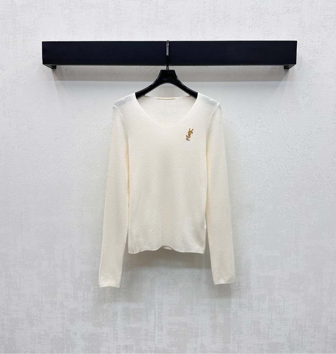 NO:535421,Ysl / Saint Laurent*2025 new product is available on the shelves of slim logo base shirt custom YB imported blended wool material Comfortable and elastic The chest is embroidered with iconic embroidered letters logo decoration to highlight the brand tone Elastic fit and close fitting cut visually slim fit and slim add to the styling layering. The surface and auxiliary materials are developed. Slim V-neck top cut. Single wear inner wear is brilliant and fashionable. High version 3 colors, saint laurent, saint laurent, alexander wang19860909Ysl / Saint Laurent*2025新品上架修身徽标打底衫定制YB进口混纺羊毛材质 舒适弹力 胸前点缀标志性刺绣字母徽标装饰 彰显品牌调性 弹性贴身版型裁剪视觉修身显瘦 增添造型层次感 面辅料开发 修身V领上衣剪裁 单穿内搭出彩时髦  高版本3色,,saint laurent,saint laurent,alexander wang,Women's clothing