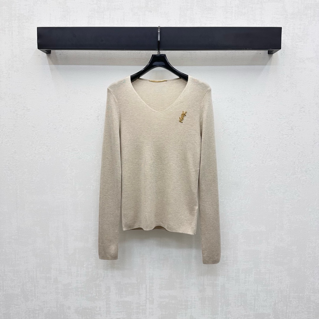 NO:535403,Ysl / Saint Laurent*2025 new product is available on the shelves of slim logo base shirt custom YB imported blended wool material Comfortable and elastic The chest is embroidered with iconic embroidered letters logo decoration to highlight the brand tone Elastic fit and close fitting cut visually slim fit and slim add to the styling layering. The surface and auxiliary materials are developed. Slim V-neck top cut. Single wear inner wear is brilliant and fashionable. High version 3 colors, saint laurent, saint laurent, alexander wang19860909Ysl / Saint Laurent*2025新品上架修身徽标打底衫定制YB进口混纺羊毛材质 舒适弹力 胸前点缀标志性刺绣字母徽标装饰 彰显品牌调性 弹性贴身版型裁剪视觉修身显瘦 增添造型层次感 面辅料开发 修身V领上衣剪裁 单穿内搭出彩时髦  高版本3色,,saint laurent,saint laurent,alexander wang,Women's clothing