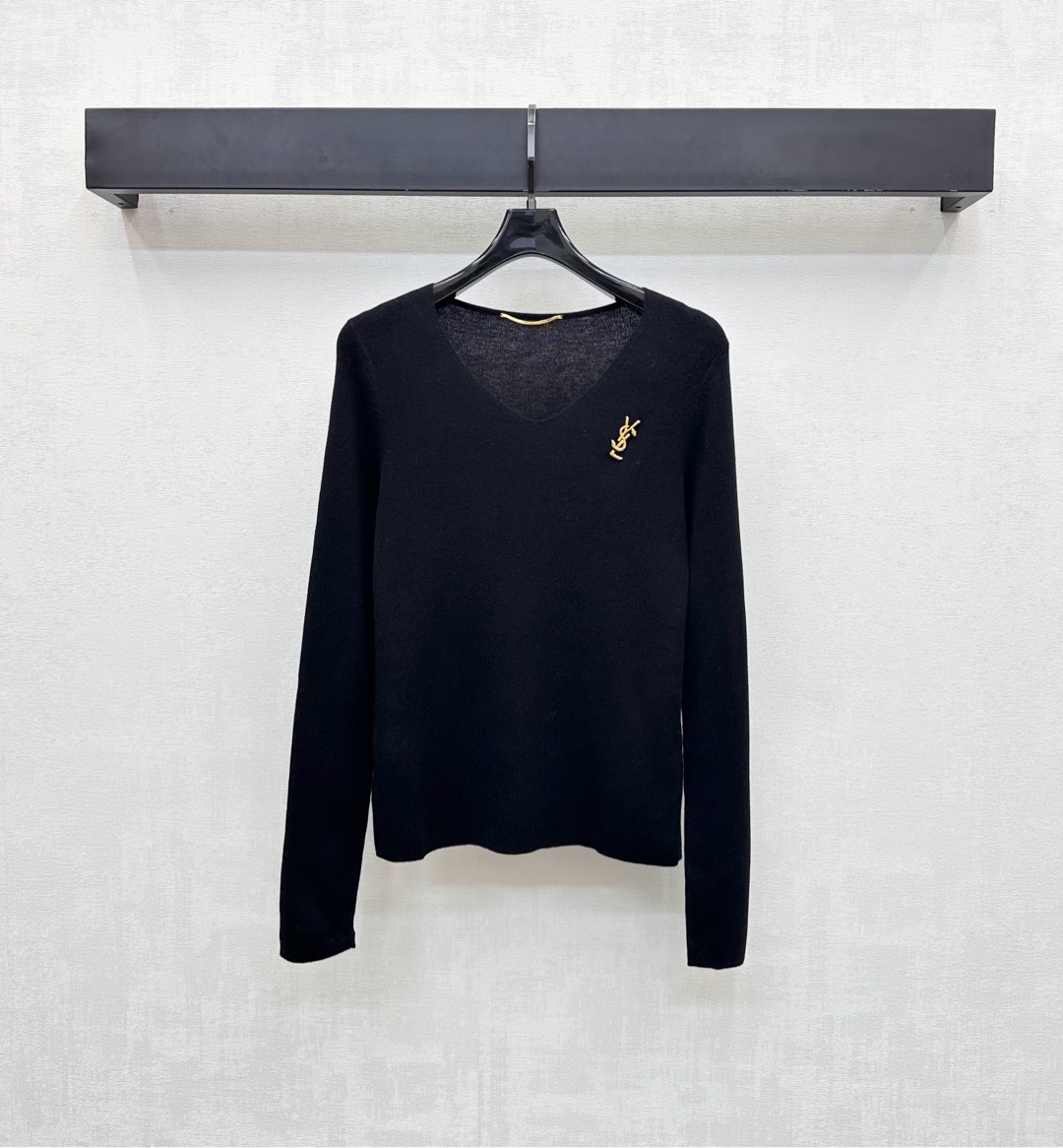 NO:535412,Ysl / Saint Laurent*2025 new product is available on the shelves of slim logo base shirt custom YB imported blended wool material Comfortable and elastic The chest is embroidered with iconic embroidered letters logo decoration to highlight the brand tone Elastic fit and close fitting cut visually slim fit and slim add to the styling layering. The surface and auxiliary materials are developed. Slim V-neck top cut. Single wear inner wear is brilliant and fashionable. High version 3 colors, saint laurent, saint laurent, alexander wang19860909Ysl / Saint Laurent*2025新品上架修身徽标打底衫定制YB进口混纺羊毛材质 舒适弹力 胸前点缀标志性刺绣字母徽标装饰 彰显品牌调性 弹性贴身版型裁剪视觉修身显瘦 增添造型层次感 面辅料开发 修身V领上衣剪裁 单穿内搭出彩时髦  高版本3色,,saint laurent,saint laurent,alexander wang,Women's clothing