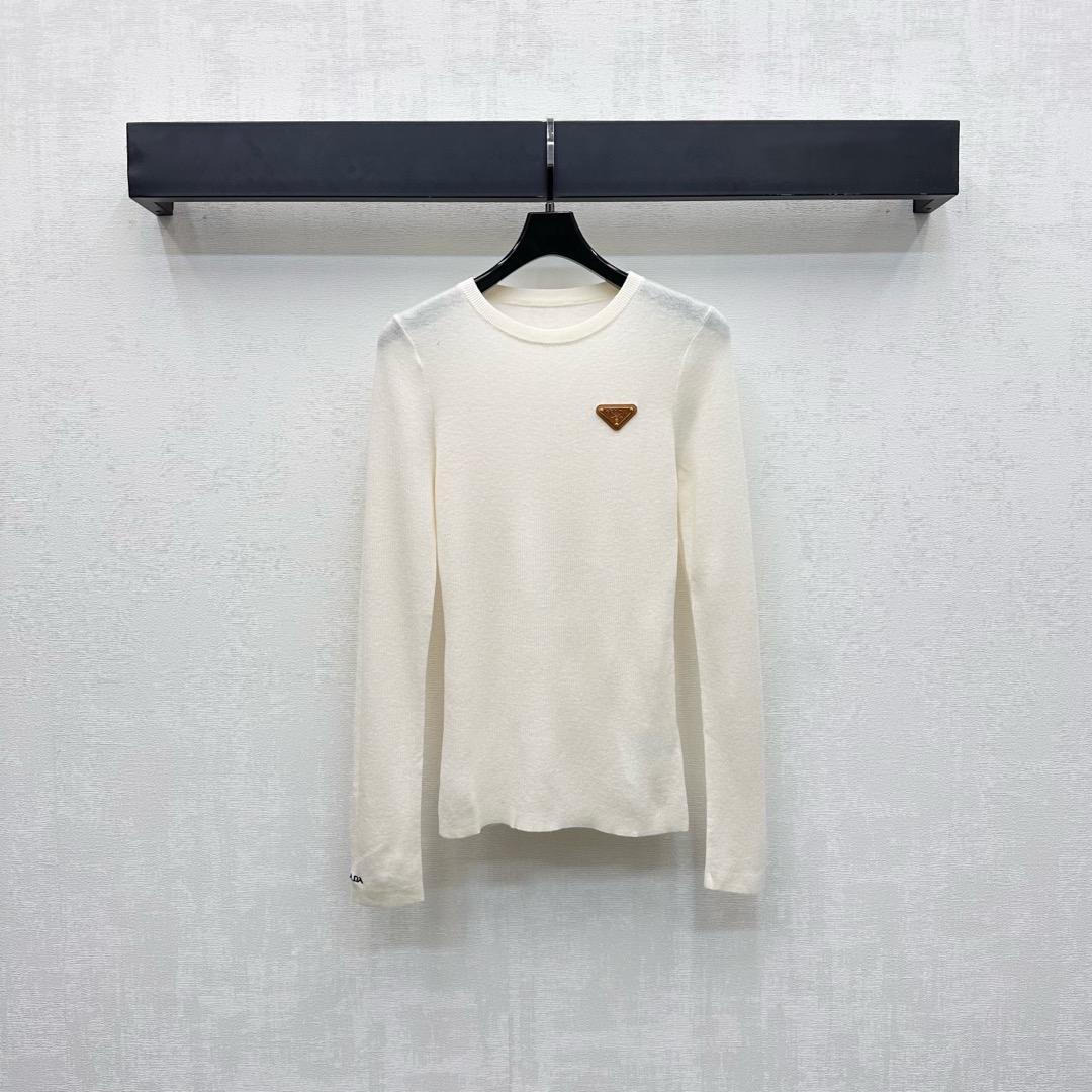 NO:535377,Prad*2025 new product is available on the shelves of slim logo base shirt custom YB imported blended wool material Comfortable and elastic The chest is embroidered with the iconic triangle logo decoration echoes the cuff embroidered letters to highlight the brand tone Elastic fit and close fitting cut visually slim and slim adds a sense of styling. The surface and auxiliary materials are developed. Slim round neck top cut. Single wear and stylish inner wear. High version 3 colors 7,,prada,alexander wang19860909Prad*2025新品上架修身徽标打底衫定制YB进口混纺羊毛材质 舒适弹力 胸前点缀标志性三角徽标装饰呼应袖口刺绣字母 彰显品牌调性 弹性贴身版型裁剪视觉修身显瘦 增添造型层次感 面辅料开发 修身圆领上衣剪裁 单穿内搭出彩时髦  高版本3色 7,,prada,alexander wang,Women's clothing