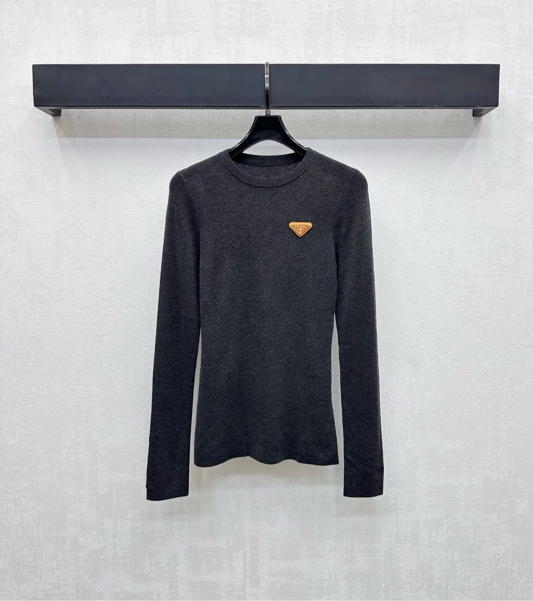 NO:535410,Prad*2025 new product is available on the shelves of slim logo base shirt custom YB imported blended wool material Comfortable and elastic, the chest is embroidered with the iconic triangle logo decoration echoes the cuff embroidered letters, highlighting the brand tone, elastic and close-fitting style cuts visually slim fit and slim, adds styling layering, surface auxiliary materials development, slim round neck top cut, single wear, inner wear is brilliant and fashionable, high version 3 colors,,prada,alexander wang19860909Prad*2025新品上架修身徽标打底衫定制YB进口混纺羊毛材质 舒适弹力 胸前点缀标志性三角徽标装饰呼应袖口刺绣字母 彰显品牌调性 弹性贴身版型裁剪视觉修身显瘦 增添造型层次感 面辅料开发 修身圆领上衣剪裁 单穿内搭出彩时髦  高版本3色,,prada,alexander wang,Women's clothing