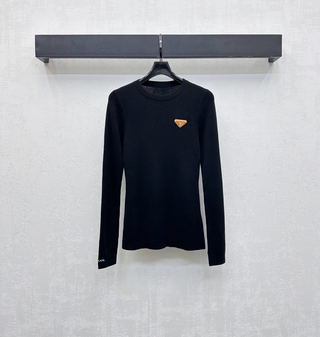 NO:535384,Prad*2025 new product is available on the shelves of slim logo base shirt custom YB imported blended wool material Comfortable and elastic, the chest is embroidered with the iconic triangle logo decoration echoes the cuff embroidered letters, highlighting the brand tone, elastic and close-fitting style cuts visually slim fit and slim, adds styling layering, surface auxiliary materials development, slim round neck top cut, single wear, inner wear is brilliant and fashionable, high version 3 colors,,prada,alexander wang19860909Prad*2025新品上架修身徽标打底衫定制YB进口混纺羊毛材质 舒适弹力 胸前点缀标志性三角徽标装饰呼应袖口刺绣字母 彰显品牌调性 弹性贴身版型裁剪视觉修身显瘦 增添造型层次感 面辅料开发 修身圆领上衣剪裁 单穿内搭出彩时髦  高版本3色,,prada,alexander wang,Women's clothing
