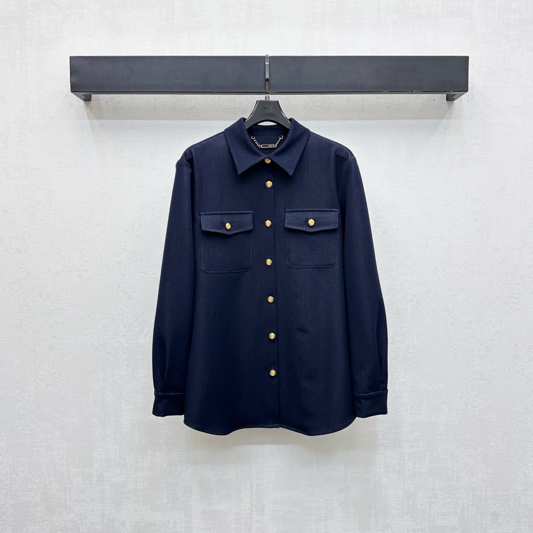 NO:535422,Fend*2025 new product lapel denim shirts are customized with YB imported twill cotton denim material. The texture is delicate and comfortable to wear. The adjustment design of the open-clad engraved buttons echoes the iconic embroidered letter logo decoration on the back, highlighting the brand tone. The front shoulder lines are well-equipped tone to the upright and neat posture. The symmetrical flip pocket design on the chest adds a sense of styling. The surface auxiliary material development. The lapel long-sleeved shirt tailoring can be matched with the same series of trousers. The upper body highlights the playful vitality. The whole set makes the outfit more fashionable and fashionable. High-end version, fendi,shirts,alexander wang19860909Fend*2025新品上架翻领牛仔衬衣定制YB进口斜纹棉牛仔材质 质感细腻 穿搭舒适 沿用开襟刻印纽扣调节设计呼应后背标志性刺绣字母徽标装饰 彰显品牌调性 正肩线条配合得体裁剪凸显身姿挺拔利落 胸前对称翻盖口袋设计 增添造型层次感 面辅料开发 翻领长袖衬衫剪裁 可搭配同系列长裤 上身凸显俏皮活力 成套出行让穿搭更为时髦洋气   高版本,,fendi,shirts,alexander wang,Women's clothing