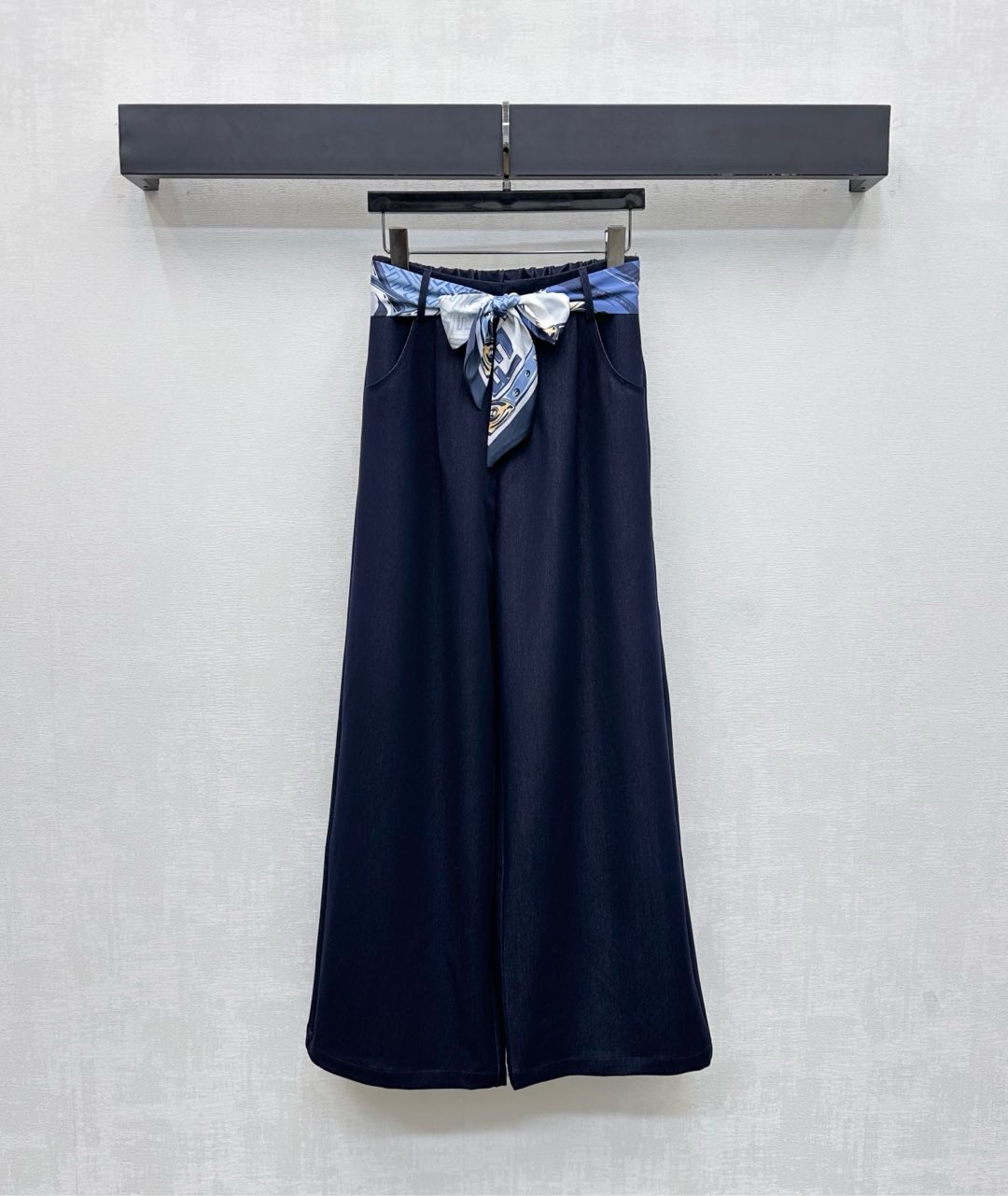 NO:535417,Fend*2025 new product is available on the shelves of silk scarves and denim trousers. Customized YB imported twill cotton denim material. The texture is delicate and comfortable to wear. The design of engraved buttons is used to echo the iconic embroidered letter logo decoration of the back hip pocket, highlighting the brand tone. The silk scarf and lace adjustment decoration at the waist add layering to the styling. The surface auxiliary material development High-waist button wide-leg trousers tailored. It can be matched with the same series of shirts. The upper body highlights the playful vitality. The complete set of travel makes the outfit more fashionable and fashionable. High-version, fendi,shirts,alexander wang19860909Fend*2025新品上架丝巾牛仔长裤定制YB进口斜纹棉牛仔材质 质感细腻 穿搭舒适 沿用刻印纽扣调节设计呼应后臀口袋标志性刺绣字母徽标装饰 彰显品牌调性 腰间丝巾系带调节装饰 增添造型层次感 面辅料开发 高腰系扣阔腿长裤剪裁 可搭配同系列衬衫 上身凸显俏皮活力 成套出行让穿搭更为时髦洋气  高版本,,fendi,shirts,alexander wang,Women's clothing