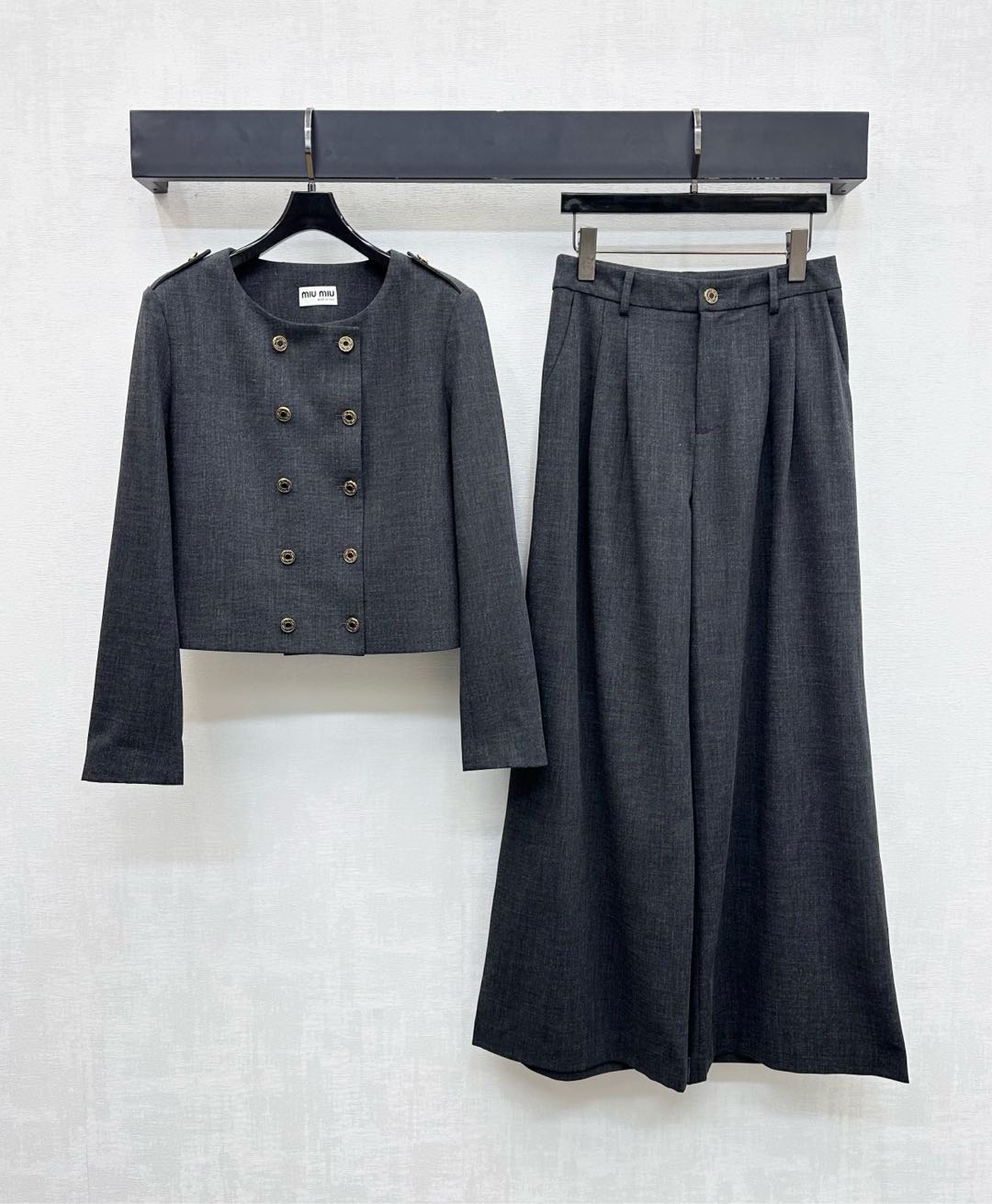 NO:535393,Miumi*2025 new product is available on the shelves of round neck suit jacket trousers set. Customized YB imported cotton material. The process is smooth and the texture is presented. The double row of letter button adjustment design is displayed tone. The double-sided shoulder strap buckles echo the embellishment and decoration. Add the styling layering. The surface and auxiliary materials are developed. The round neck suit jacket is cut in the same series. The upper body is more prominent and the waist is beautiful. The elongation ratio is more cool. The luxury taste is shown on important occasions for commuting and attending. High-end version,,miumiu, jackets & coats,business suit,alexander wang19860909Miumi*2025新品上架圆领西装外套长裤套装定制YB进口人棉材质 工艺处理手感光滑 呈现垂顺质感 开襟印刻双排字母纽扣调节设计 彰显品牌调性 双侧肩带扣呼应点缀装饰 增添造型层次感 面辅料开发 圆领西装外套同系列阔腿直筒长裤剪裁 上身更突出纤腰美感 拉长比例更显飒爽 通勤与出席重要场合展现奢华品味 高版本,,miumiu,jackets & coats,business suit,alexander wang,Women's clothing