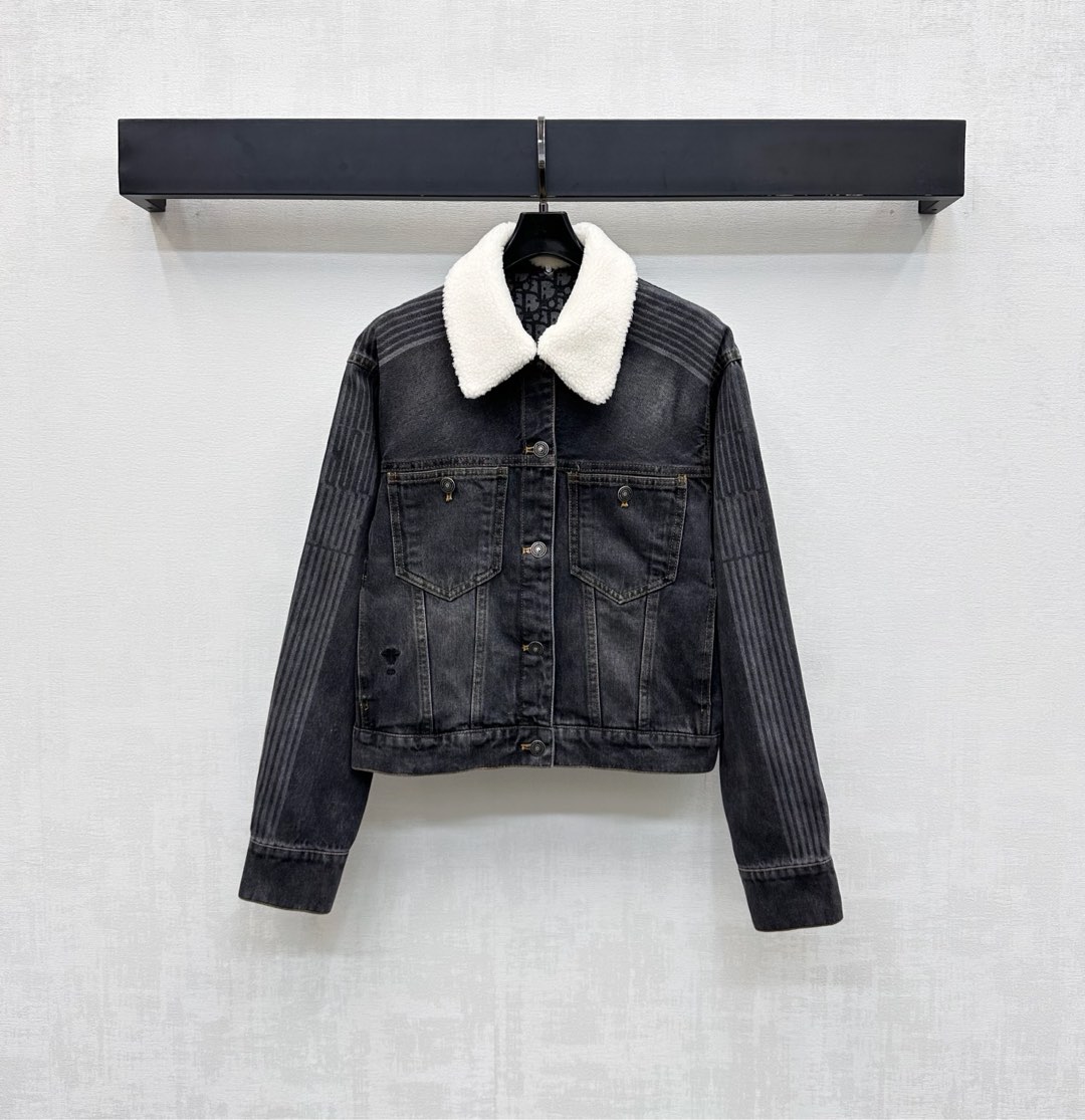 NO:536434,Dio*2025 new product is on the shelves of the disassembled wool collar denim jacket custom YB imported twill cotton denim material soft, comfortable and breathable, repeated enzyme washing process presents uniform texture, removable lamb plush collar edge design, embroidered waist leather label embroidered CD bee logo decoration, adds layering, sleeve side laser process treatment presents letter webbing logo decoration, echoing full jacquard elements, highlights brand tone, surface auxiliary material development, lapel jacket tailoring, can be matched with the same series of skirts and pants, complete sets of slack and fashionable, straight fittings are inclusive and modifying the leg shape while wearing a full high street casual style, casually control holiday dates, high version 2 colors,,dior, skirts, jackets & coats, jackets & coats, alexander wang19860909Dio*2025新品上架拆卸毛领牛仔外套定制YB进口斜纹棉牛仔材质 柔软舒适透气 反复酵素水洗工艺处理呈现出均匀纹理 沿用可拆卸羊羔毛绒领边设计 点缀腰侧皮标刺绣CD蜜蜂徽标装饰 增添造型层次感 袖侧激光工艺处理呈现字母织带徽标装饰 呼应满铺提花元素 彰显品牌调性 面辅料开发 翻领夹克外套剪裁 可搭配同系列裙裤装 成套穿搭松弛时髦 直筒版型包容修饰腿型的同时 穿出满满的高街休闲风 度假约会随意驾驭 高版本2色,,dior,skirts,jackets & coats,jackets & coats,alexander wang,Women's clothing