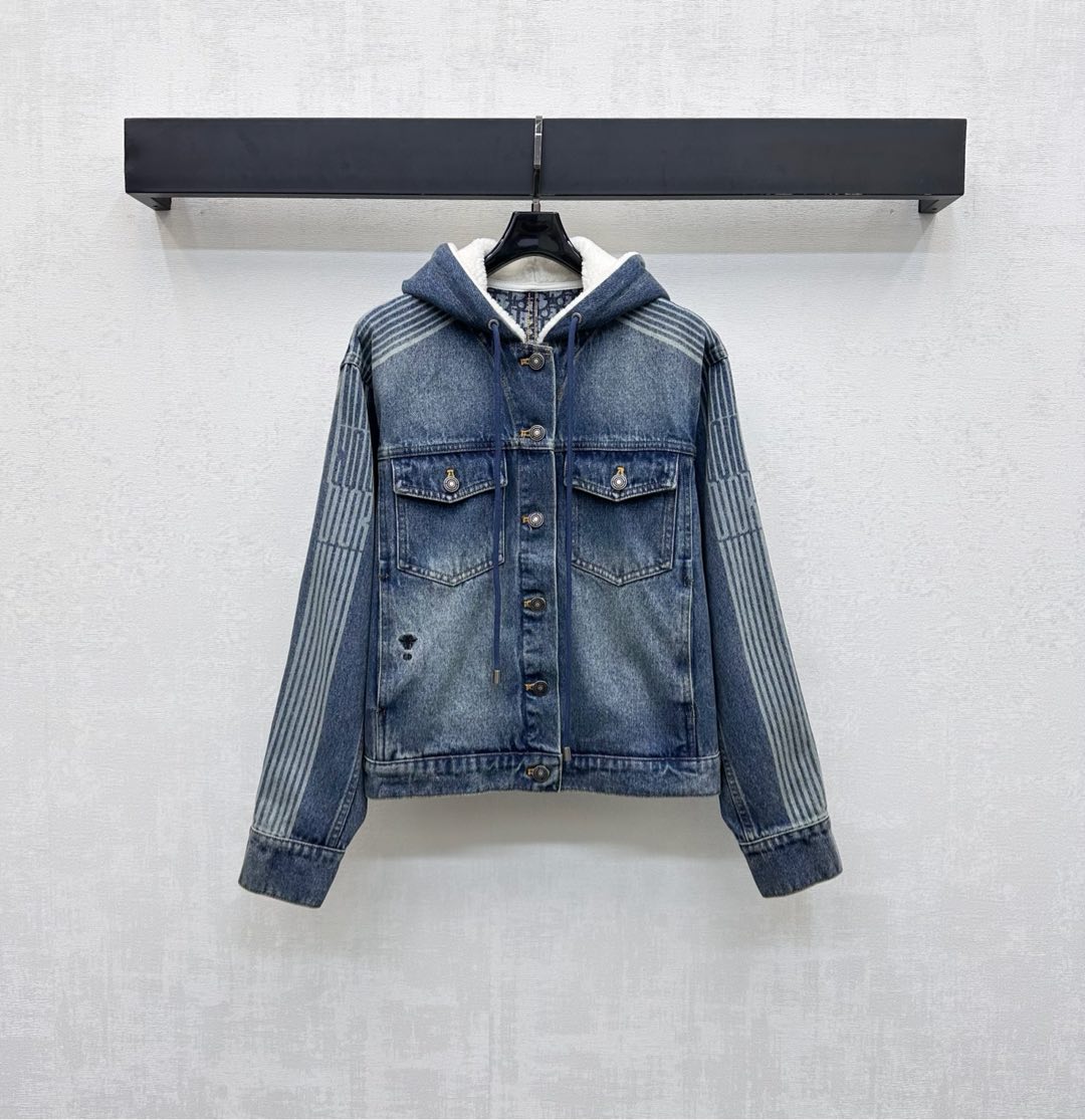 NO:536445,Dio*2025 new product hooded lamb velvet denim jacket custom YB imported twill cotton denim material soft and comfortable and breathable. Repeated enzyme washing process presents uniform texture. Laser design embellishes waist leather logo embroidered CD bee logo decoration to add layering. Sleeve side laser process presents letter webbing logo decoration echoing full jacquard elements to highlight brand tone. Face and auxiliary materials development Hooded jacket jacket tailoring can be matched with the same series of skirts and pants. Complete sets of slack and fashionable. Straight fittings are inclusive and modifying the legs while wearing them. It is a full high street casual style. You can control holiday dates at will. High version 2 colors, dior, skirts, jackets & coats, jackets & coats, hats, alexander wang19860909Dio*2025新品上架连帽羊羔绒牛仔外套定制YB进口斜纹棉牛仔材质 柔软舒适透气 反复酵素水洗工艺处理呈现出均匀纹理 沿用羊羔毛绒帽衬设计 点缀腰侧皮标刺绣CD蜜蜂徽标装饰 增添造型层次感 袖侧激光工艺处理呈现字母织带徽标装饰 呼应满铺提花元素 彰显品牌调性 面辅料开发 连帽夹克外套剪裁 可搭配同系列裙裤装 成套穿搭松弛时髦 直筒版型包容修饰腿型的同时 穿出满满的高街休闲风 度假约会随意驾驭 高版本2色,,dior,skirts,jackets & coats,jackets & coats,hats,alexander wang,Women's clothing