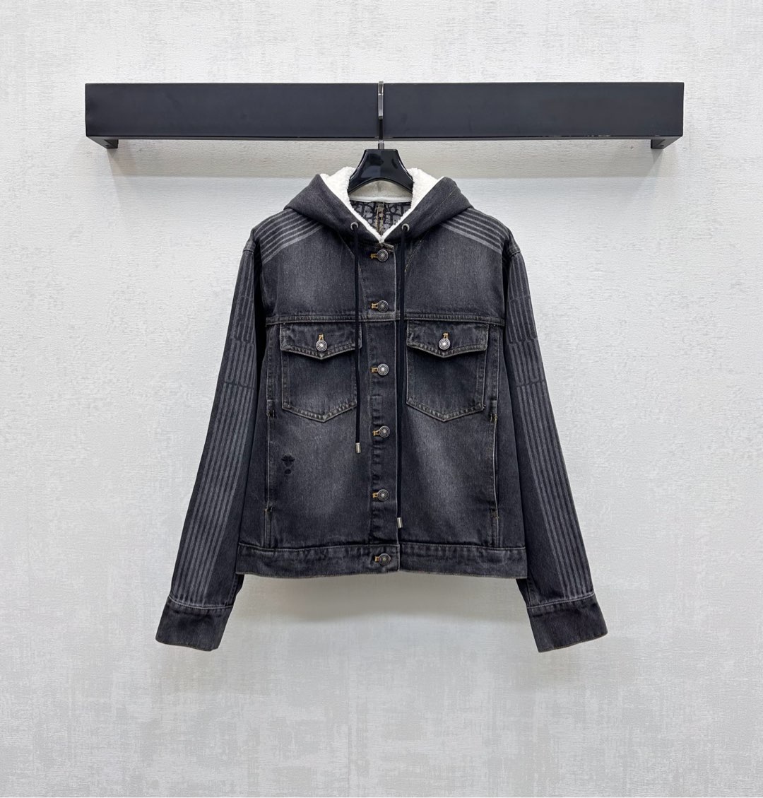 NO:536455,Dio*2025 new product hooded lamb velvet denim jacket custom YB imported twill cotton denim material soft and comfortable and breathable. Repeated enzyme washing process presents uniform texture. Laser design embellishes waist leather logo embroidered CD bee logo decoration to add layering. Sleeve side laser process presents letter webbing logo decoration echoing full jacquard elements to highlight brand tone. Face and auxiliary materials development Hooded jacket jacket tailoring can be matched with the same series of skirts and pants. Complete sets of slack and fashionable. Straight fittings are inclusive and modifying the legs while wearing them. A full high street casual style. You can control holiday dates at will. High version 2 colors, dior, skirts, jackets & coats, jackets & coats, hats, alexander wang19860909Dio*2025新品上架连帽羊羔绒牛仔外套定制YB进口斜纹棉牛仔材质 柔软舒适透气 反复酵素水洗工艺处理呈现出均匀纹理 沿用羊羔毛绒帽衬设计 点缀腰侧皮标刺绣CD蜜蜂徽标装饰 增添造型层次感 袖侧激光工艺处理呈现字母织带徽标装饰 呼应满铺提花元素 彰显品牌调性 面辅料开发 连帽夹克外套剪裁 可搭配同系列裙裤装 成套穿搭松弛时髦 直筒版型包容修饰腿型的同时 穿出满满的高街休闲风 度假约会随意驾驭 高版本2色,,dior,skirts,jackets & coats,jackets & coats,hats,alexander wang,Women's clothing